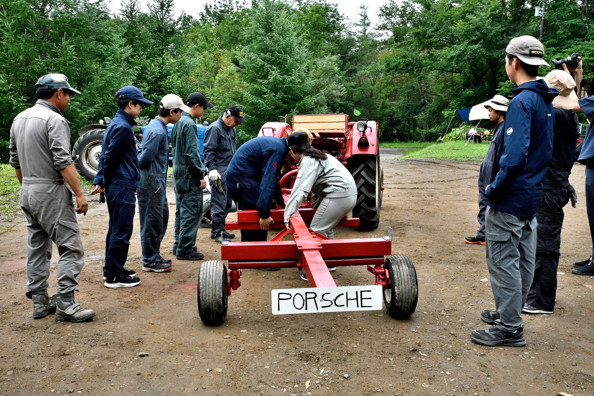 トラクターとトレーラーの作業が完了し、問題なく動くか、またトレーラーの溶接に問題ないかチェック走行