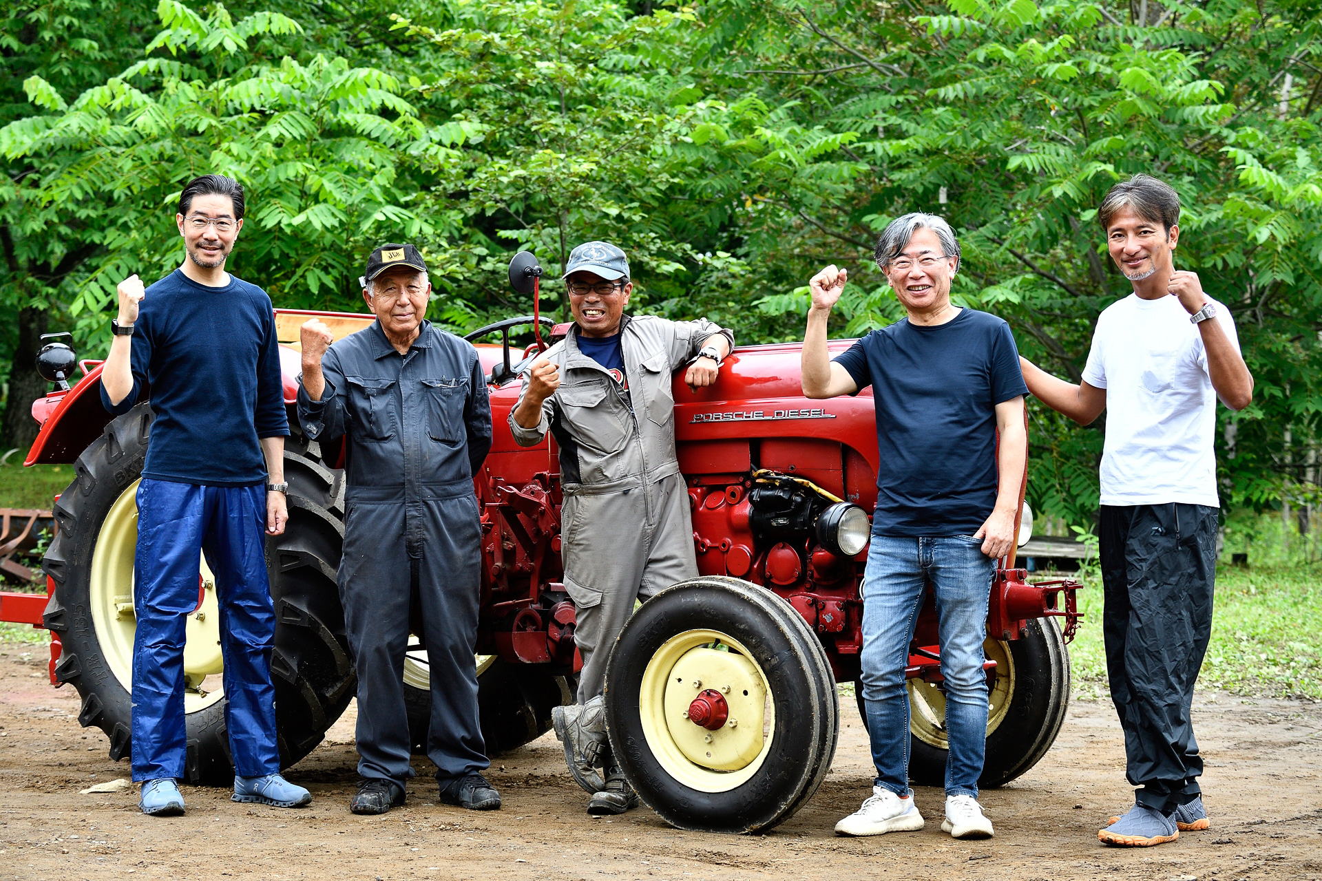 「LEARN with Porsche」の主要メンバー。左からポルシェジャパン株式会社 広報部 部長 黒岩真治さん、講師の池田猛さんと田中次郎さん、東京大学 先端科学技術研究センター シニアリサーチフェロー 中邑賢龍先生、ロボットクリエイターの高橋智隆さん