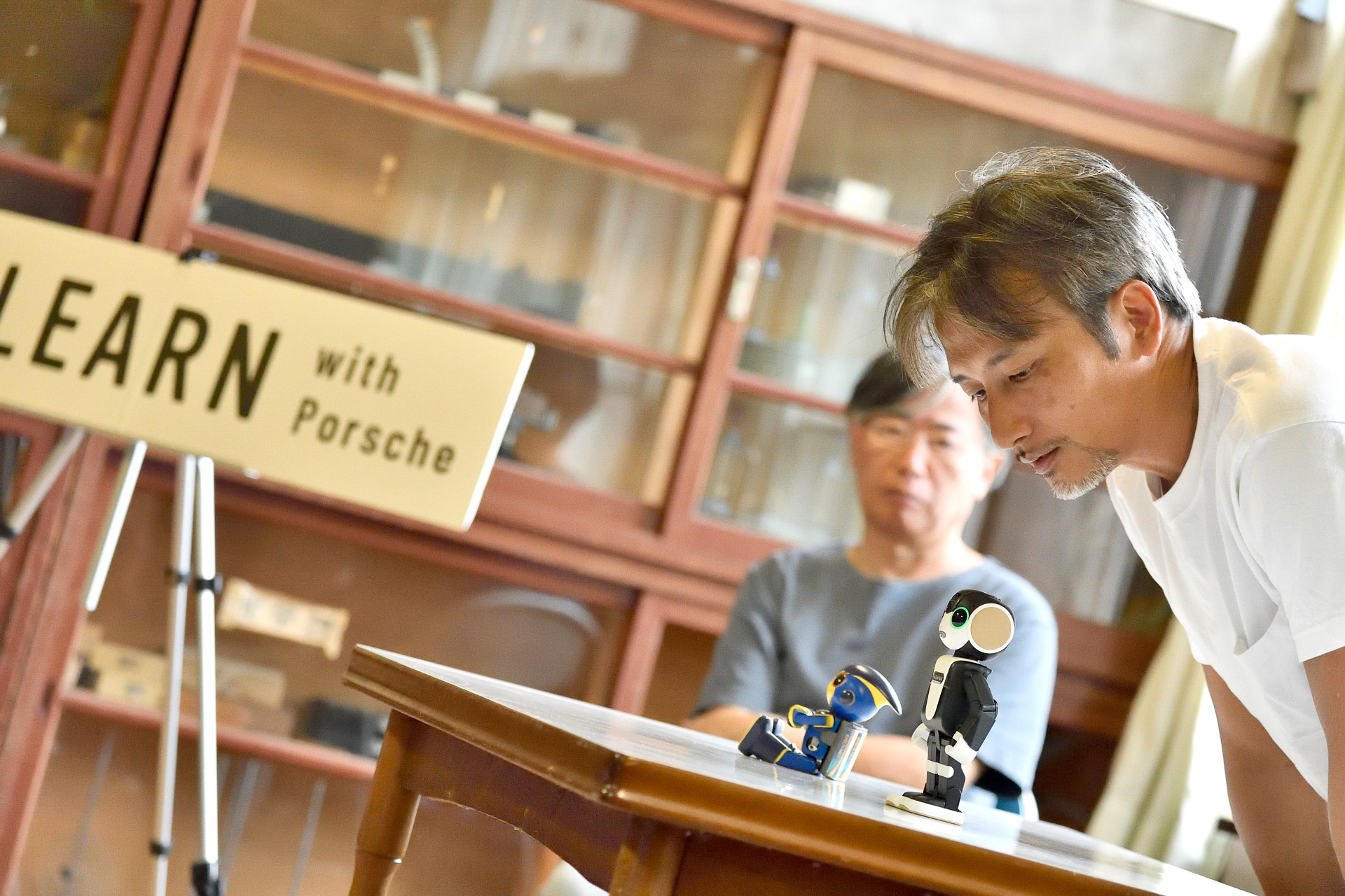 高橋さんが製作したエボルタくんやロボホンのデモも