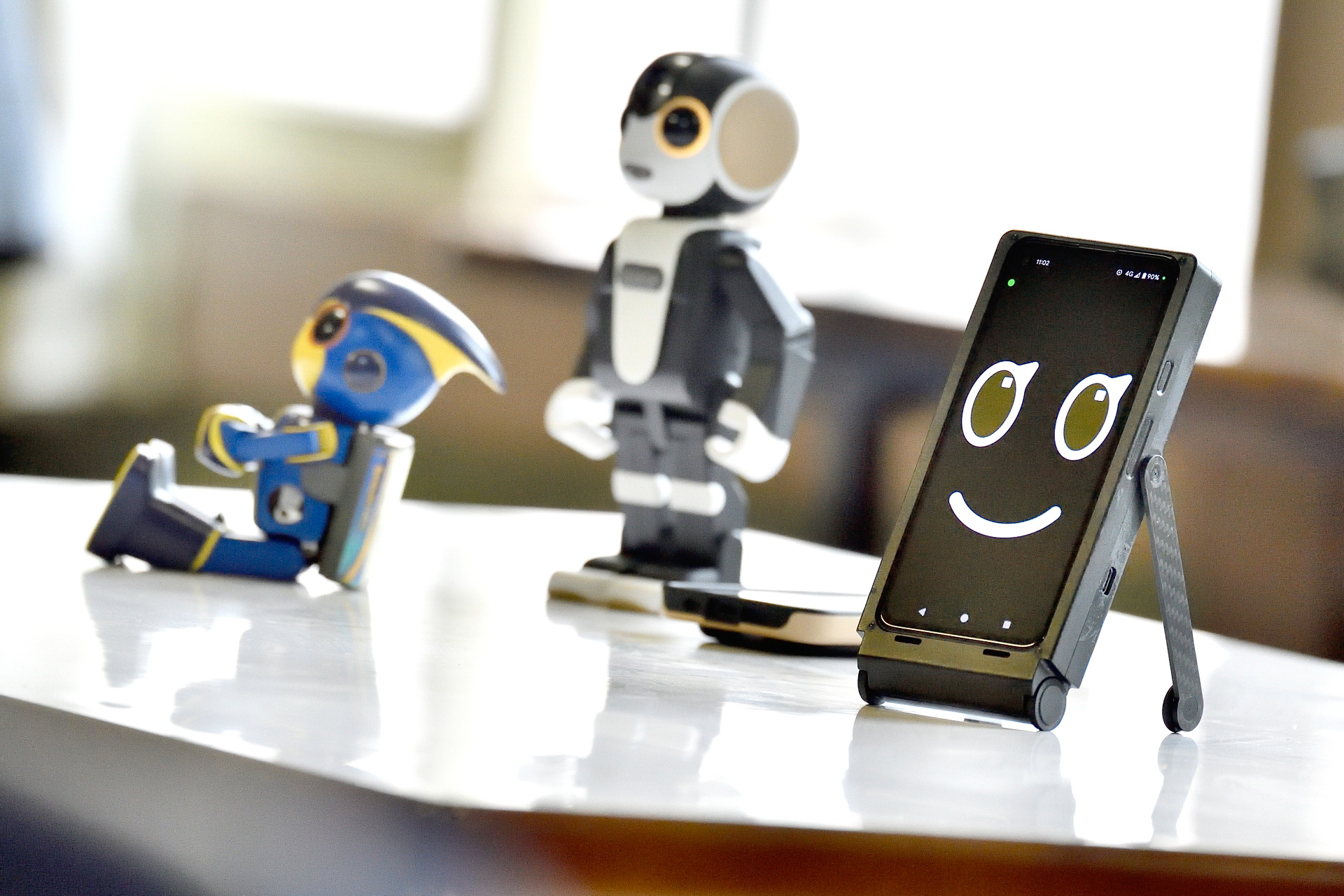 高橋さんが製作したエボルタくんやロボホンのデモも