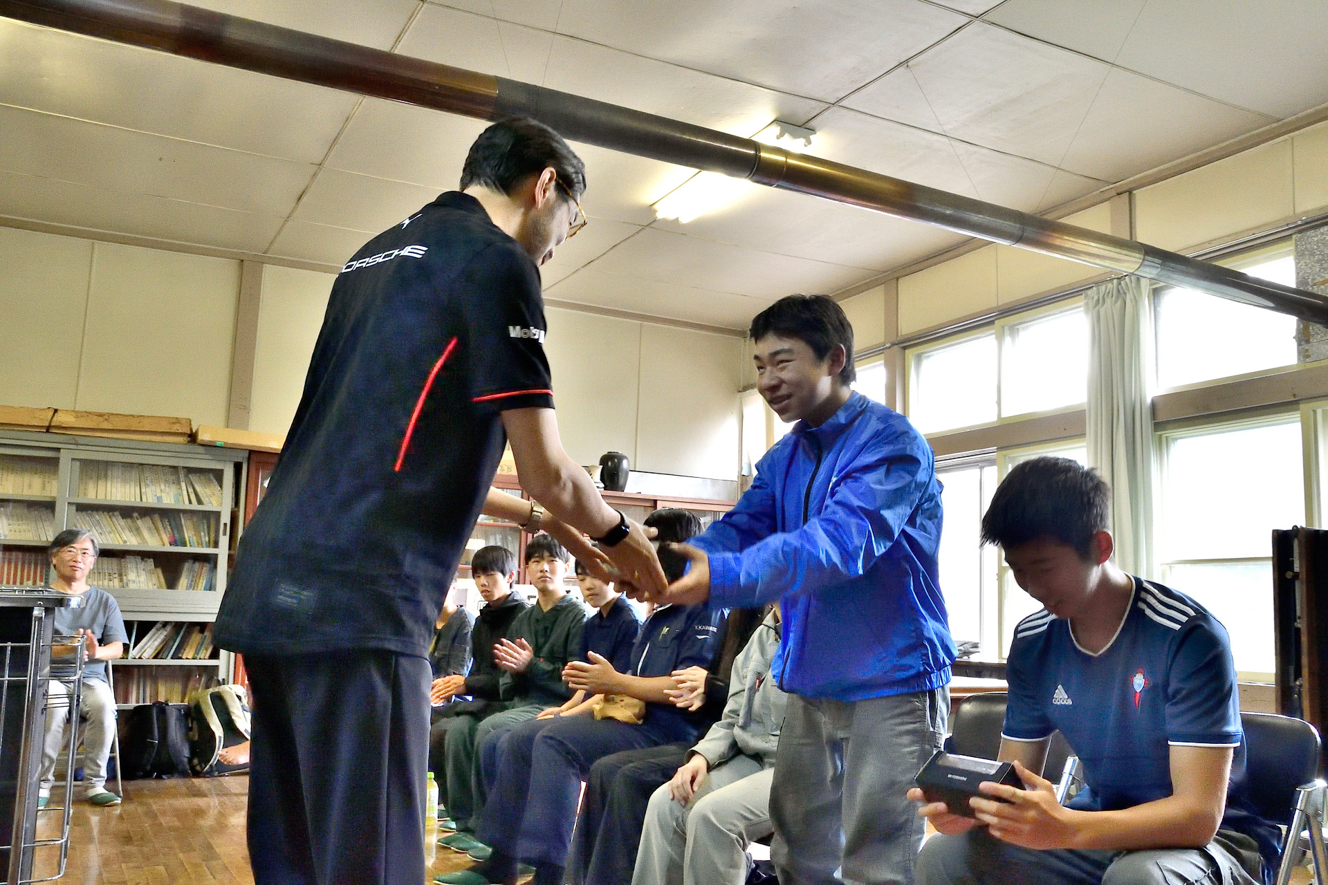 プログラム終了に際し、ポルシェジャパン株式会社 広報部 部長 黒岩真治さんからは学生たちに911 タルガ 4 GTSのミニカーがプレゼントされた