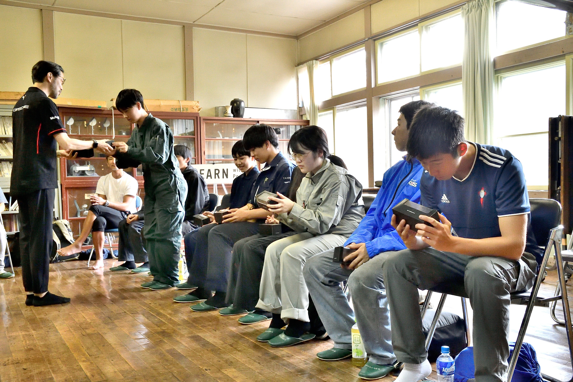 プログラム終了に際し、ポルシェジャパン株式会社 広報部 部長 黒岩真治さんからは学生たちに911 タルガ 4 GTSのミニカーがプレゼントされた