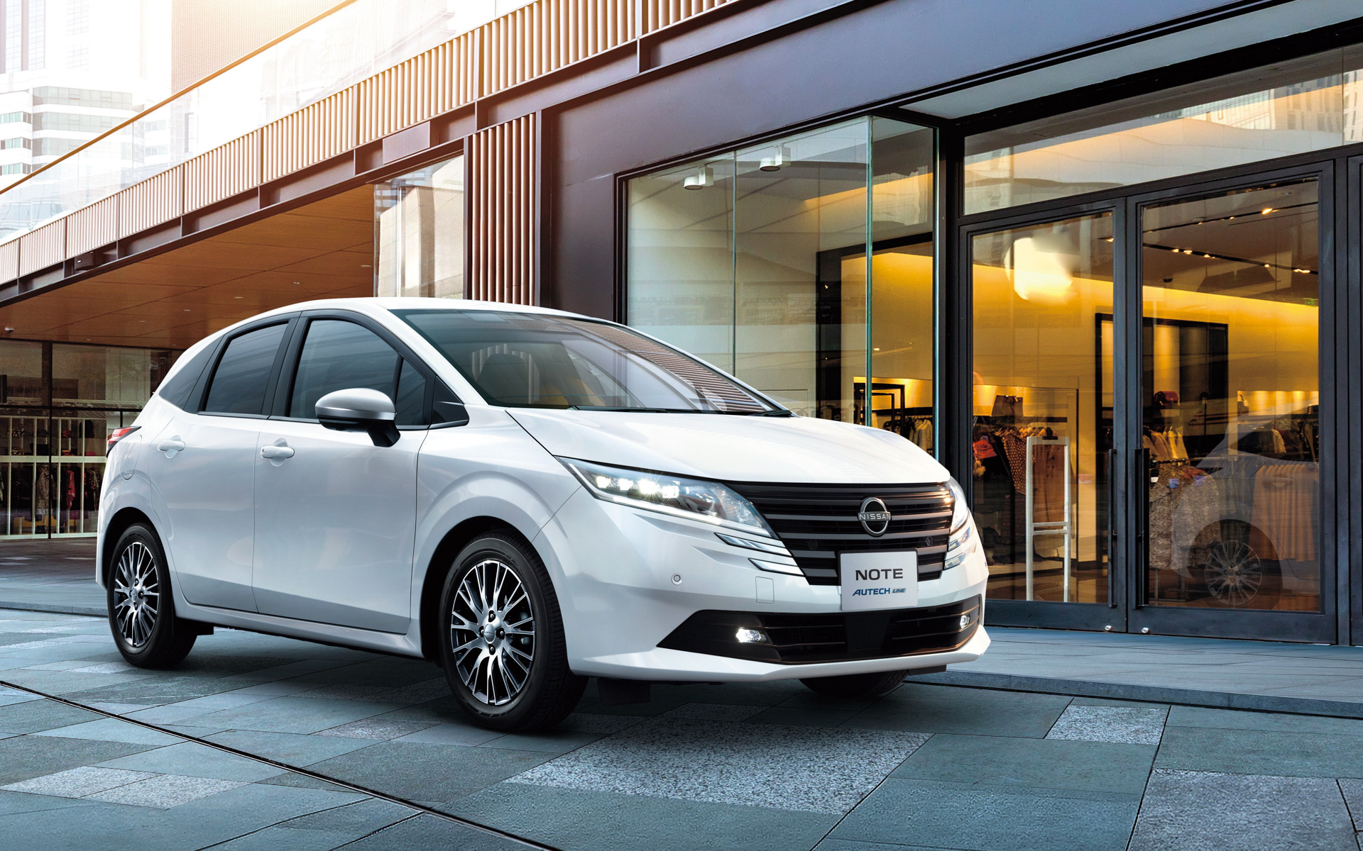 専用の16インチアルミホイールやメタル調フィニッシュのドアミラーを採用するノート「AUTECH LINE」