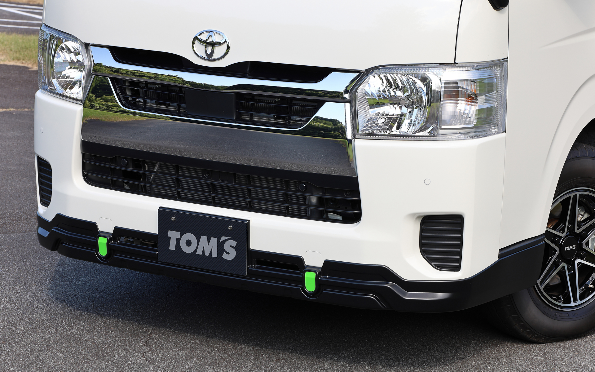 フロントスポイラーは単品購入も可能。価格は8万3600円