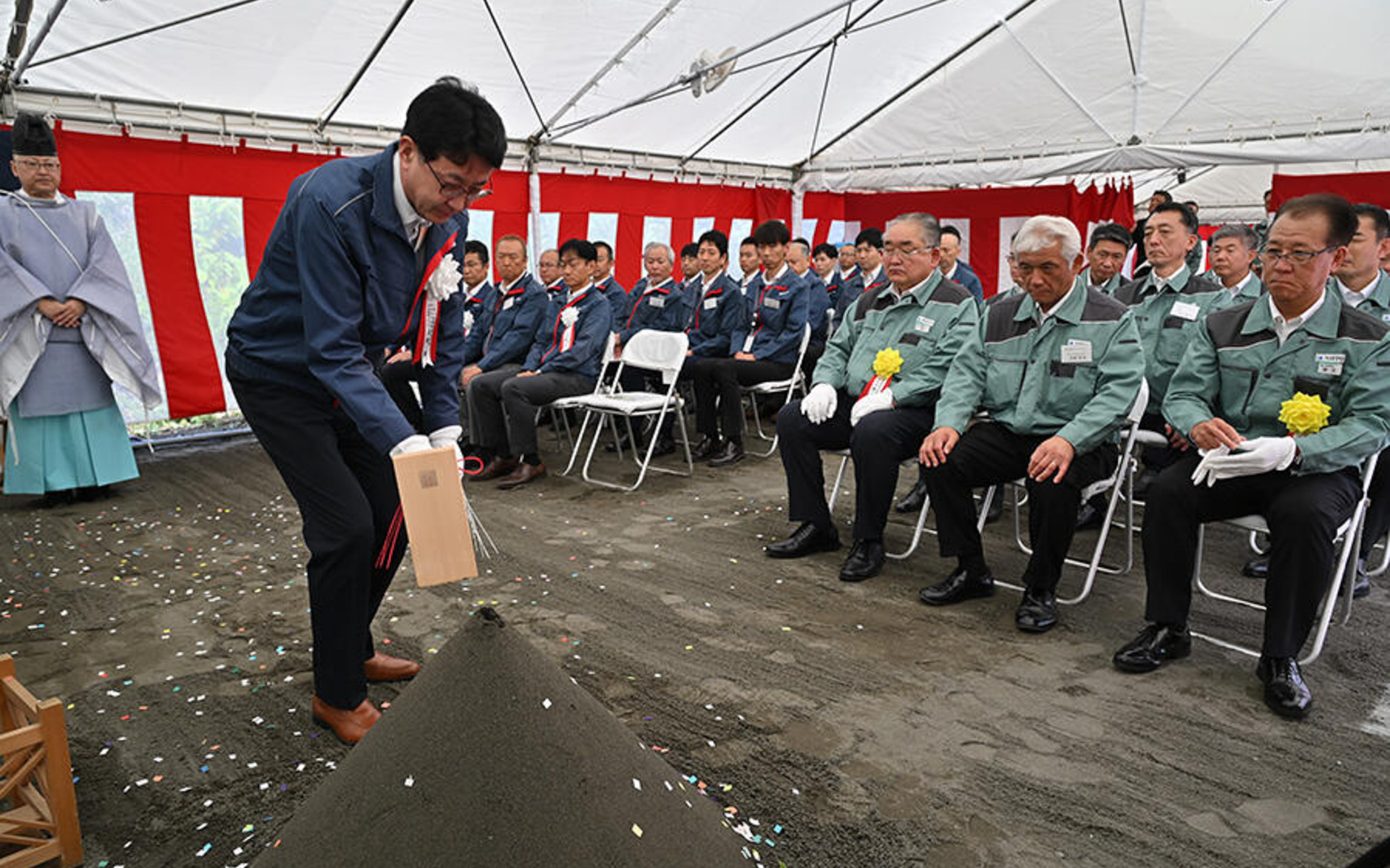 地鎮祭で鍬入れの儀を行なういすゞ自動車株式会社 常務執行役員 開発部門EVP 上田謙氏