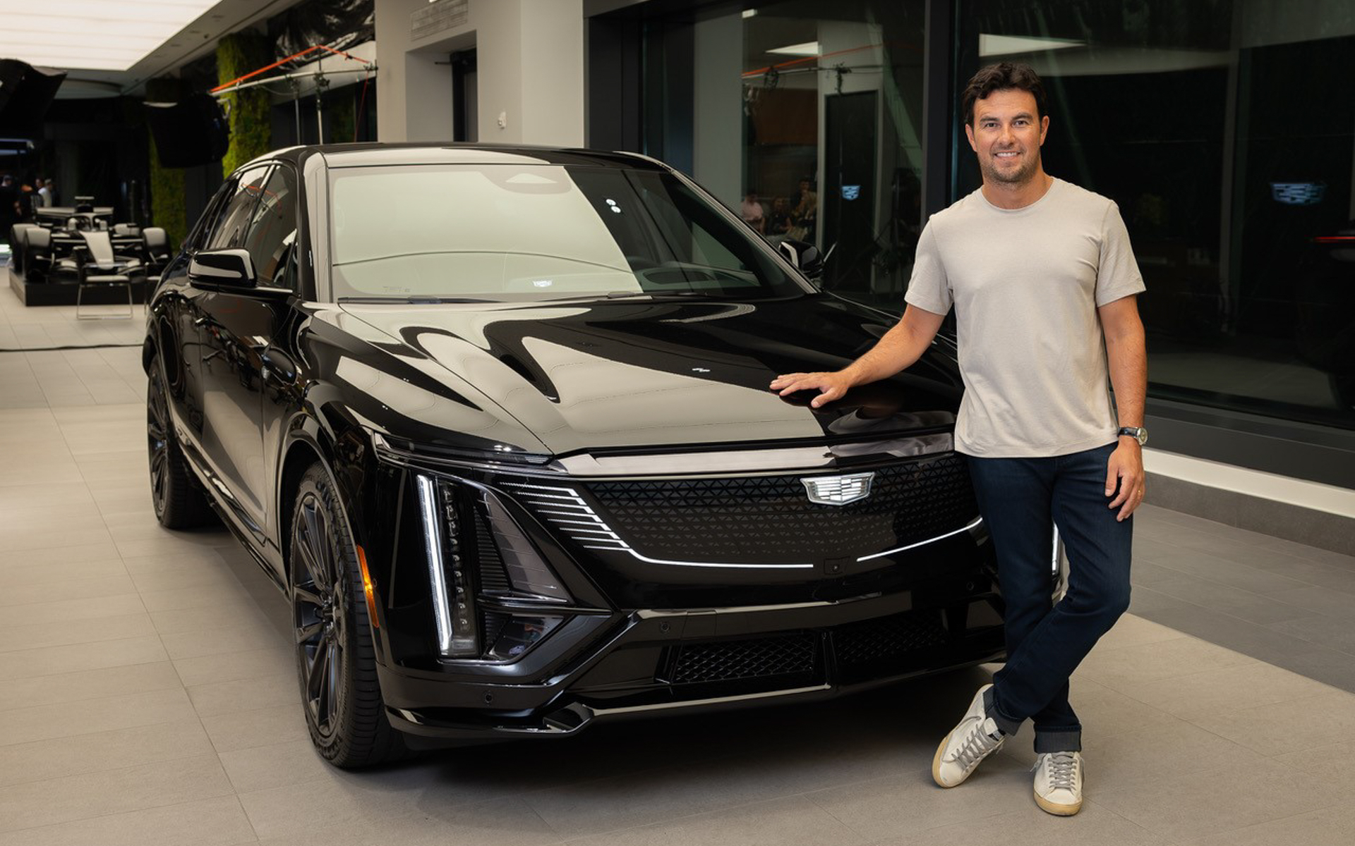 セルジオ・ペレス選手とキャデラックのバッテリEV「リリック」