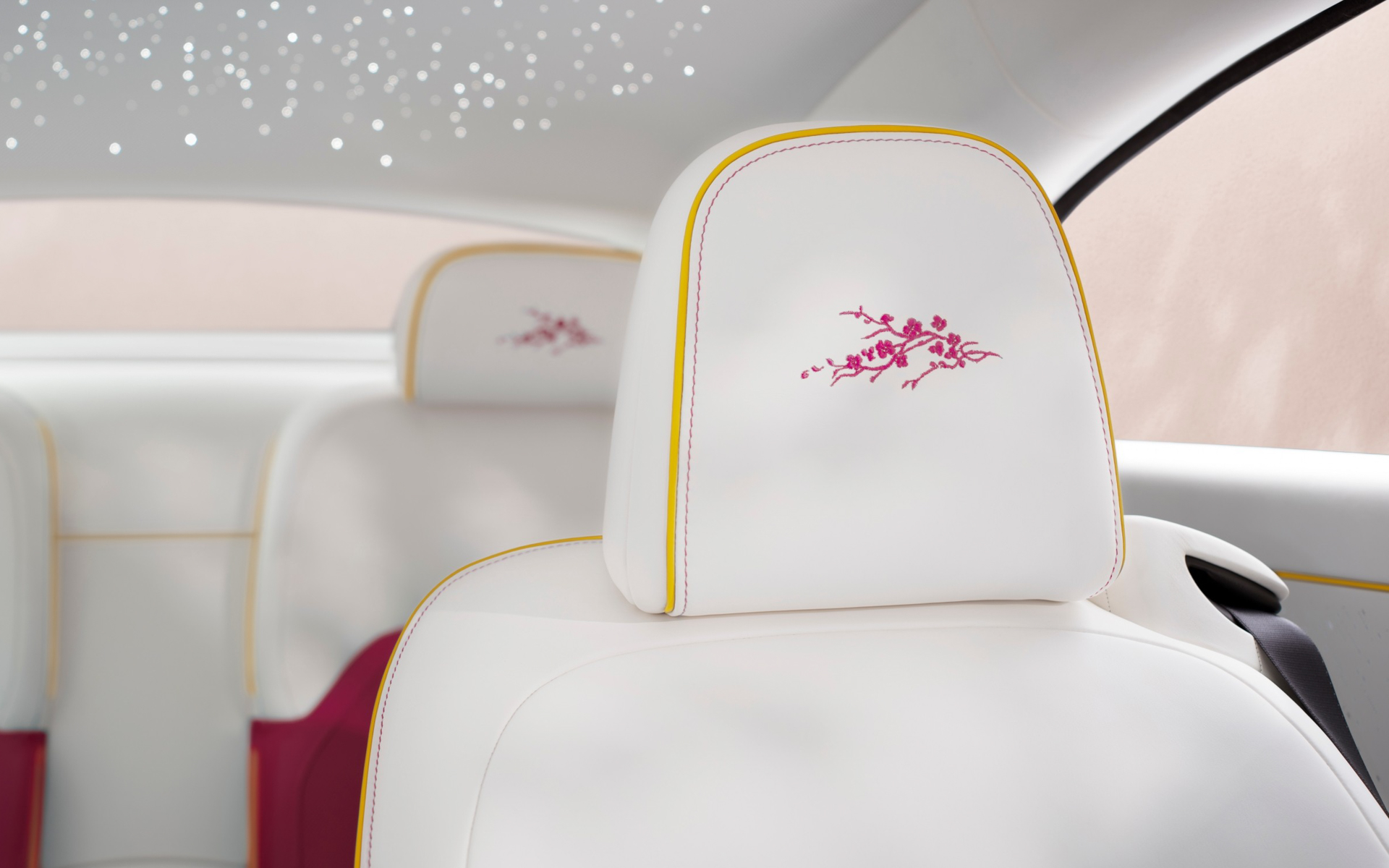 ヘッドレストにも桜の刺繍があしらわれる