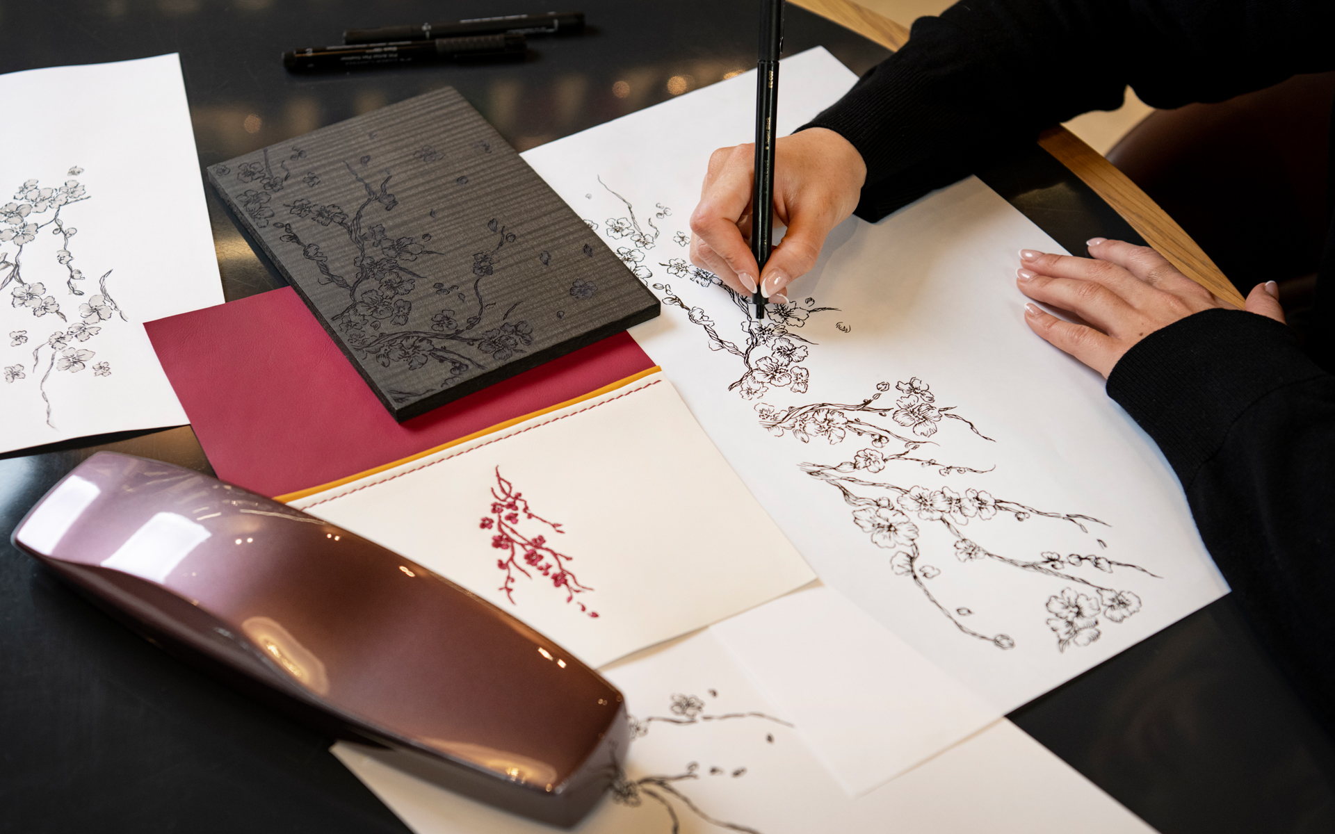 手描きの桜イラストをデジタル化して車内外にあしらっている