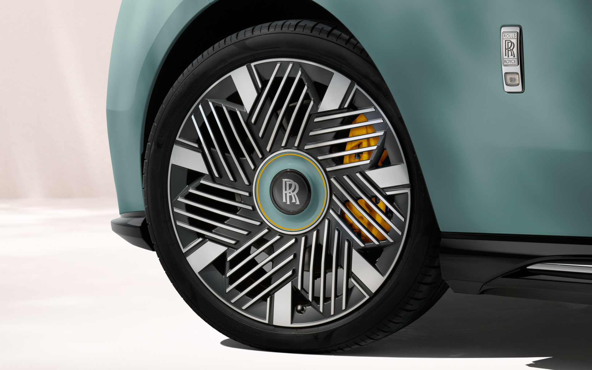 プリマヴェーラ専用の23インチアロイホイール