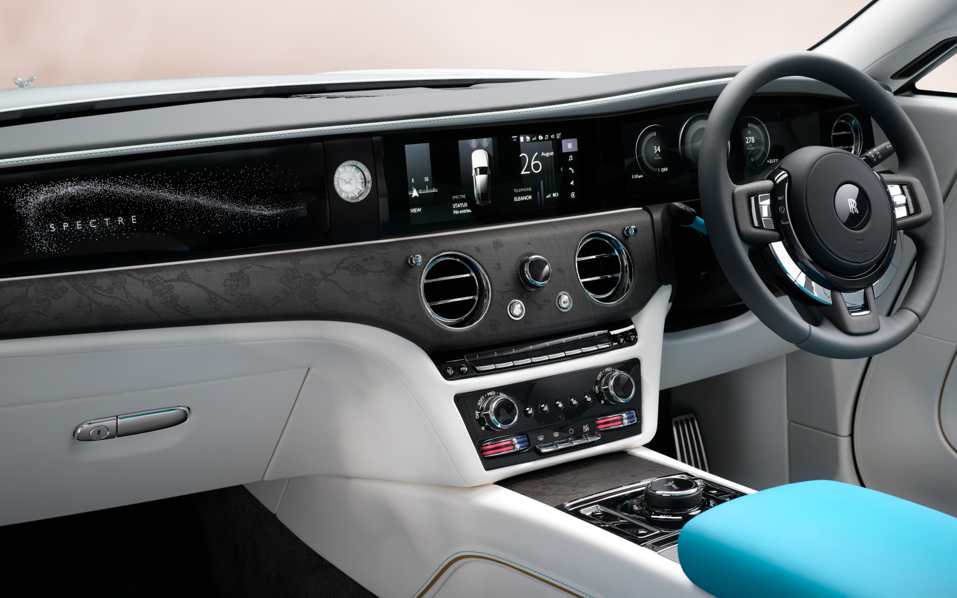 ブラックウッドのフェイシアとセンターコンソールには大きく枝を広げ咲き誇る桜のモチーフが刻まれる