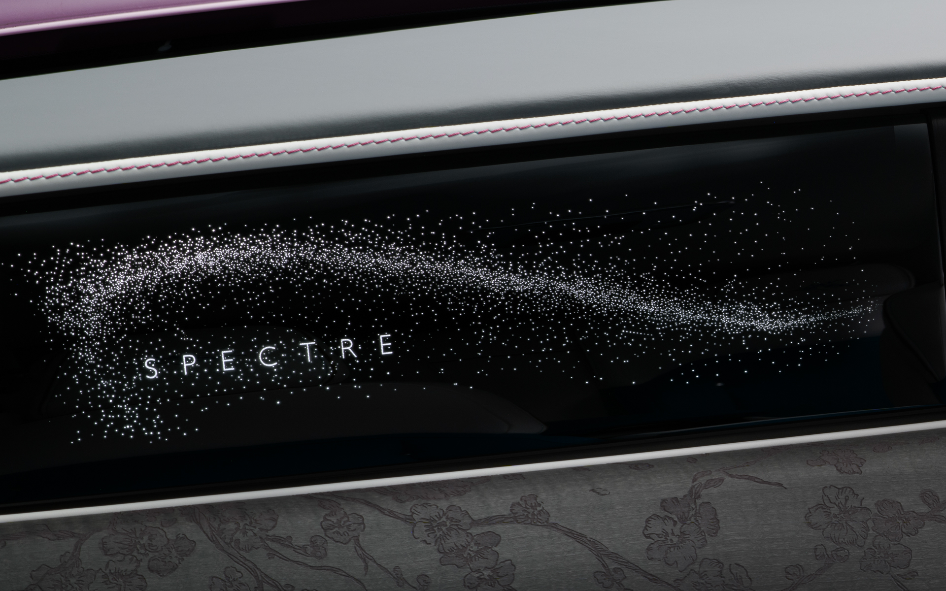 SPECTREのロゴを際立たせたイルミネーテッド・フェイシア