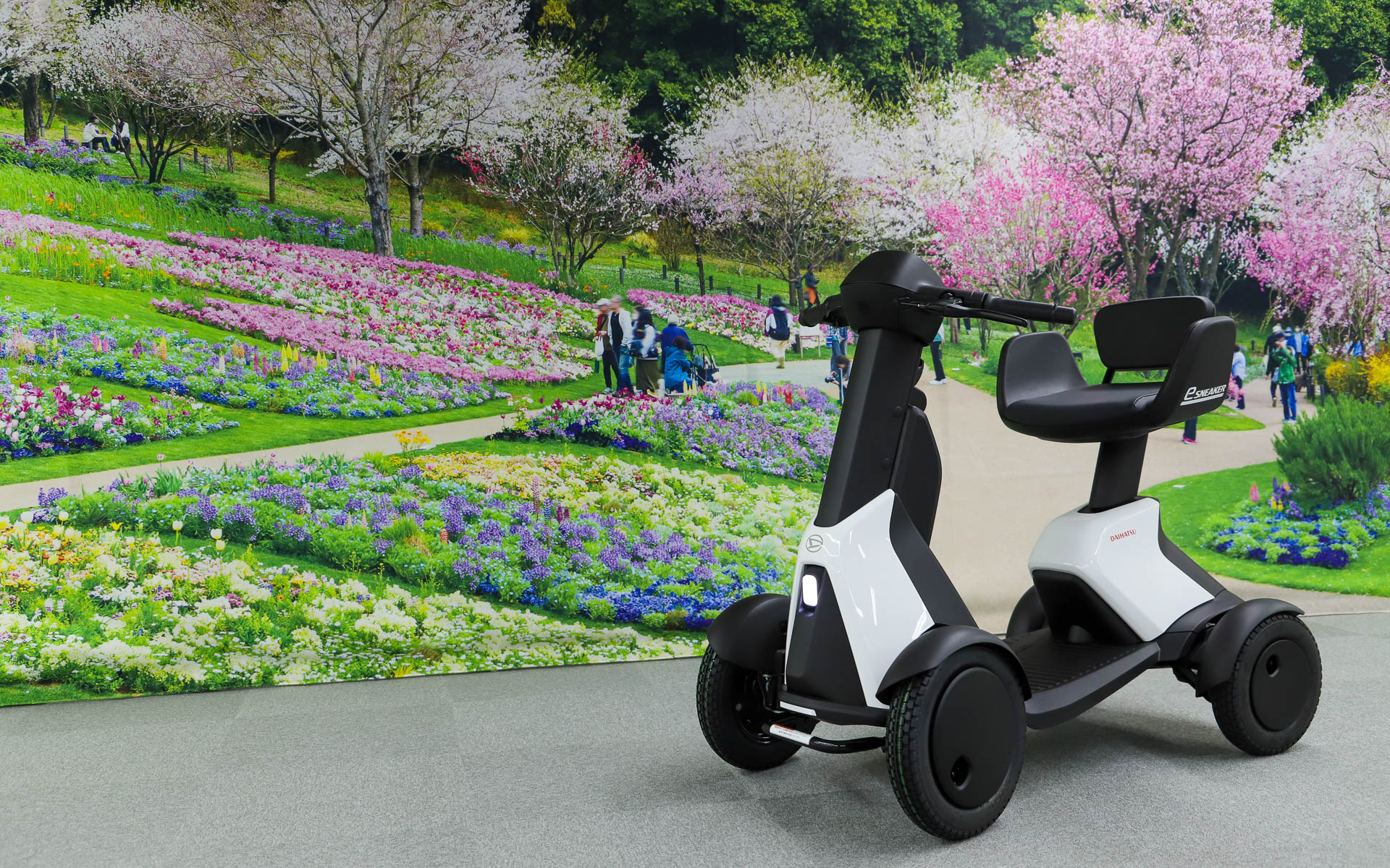 ダイハツの新しい歩行領域モビリティ「e-SNEAKER」