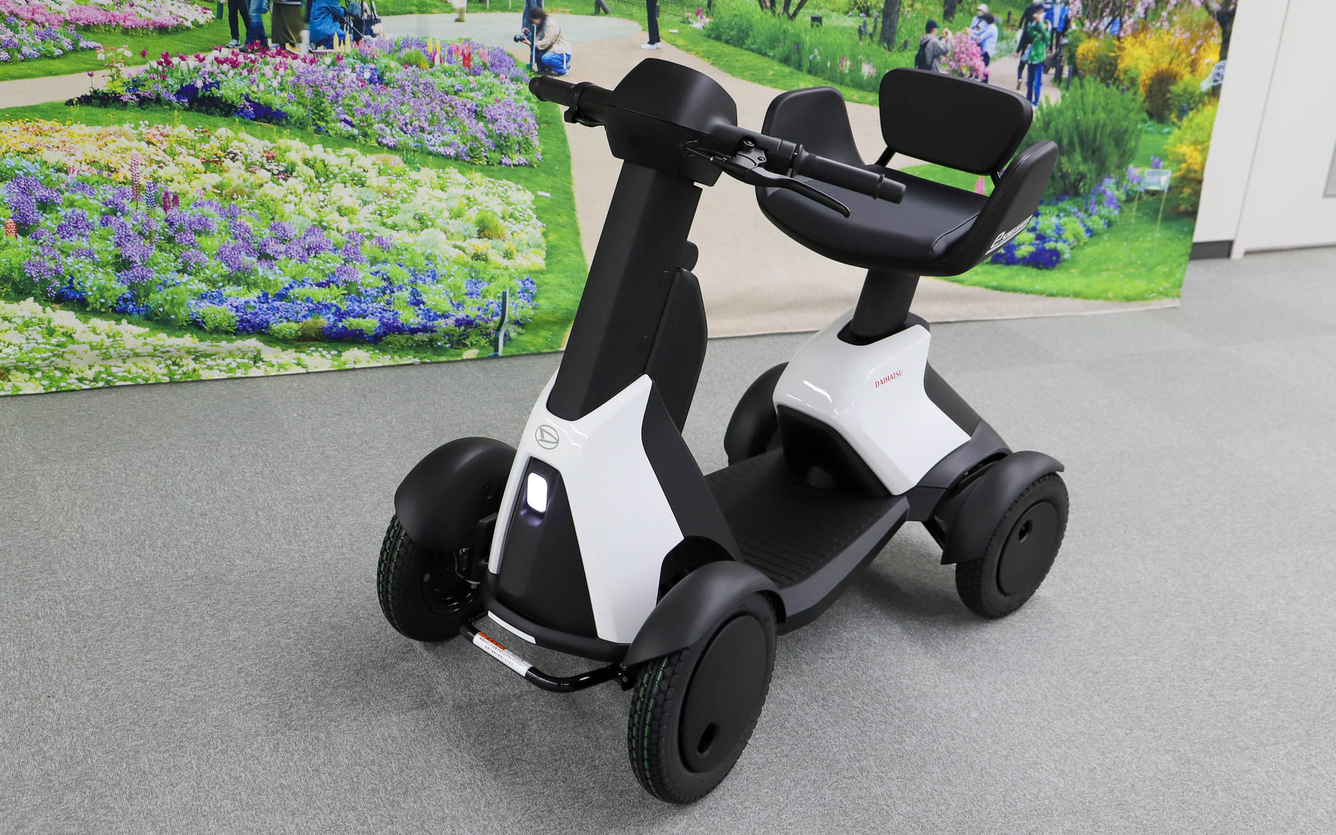 e-SNEAKERのサイズは1130×645×985mm（全長×全幅×全高）。撮影時はシートが最も高い状態となっていた。なお、高さを変えるにはパネルを外してのボルト締めが必要となるため、販売店に作業をお願いすることになる。価格は41万8000円でスズキ「セニアカー」とドンピシャの設定だ