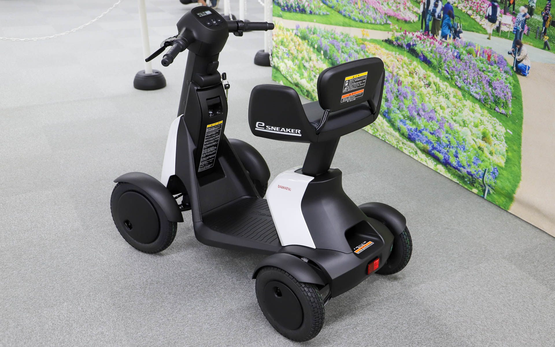 e-SNEAKERのサイズは1130×645×985mm（全長×全幅×全高）。撮影時はシートが最も高い状態となっていた。なお、高さを変えるにはパネルを外してのボルト締めが必要となるため、販売店に作業をお願いすることになる。価格は41万8000円でスズキ「セニアカー」とドンピシャの設定だ