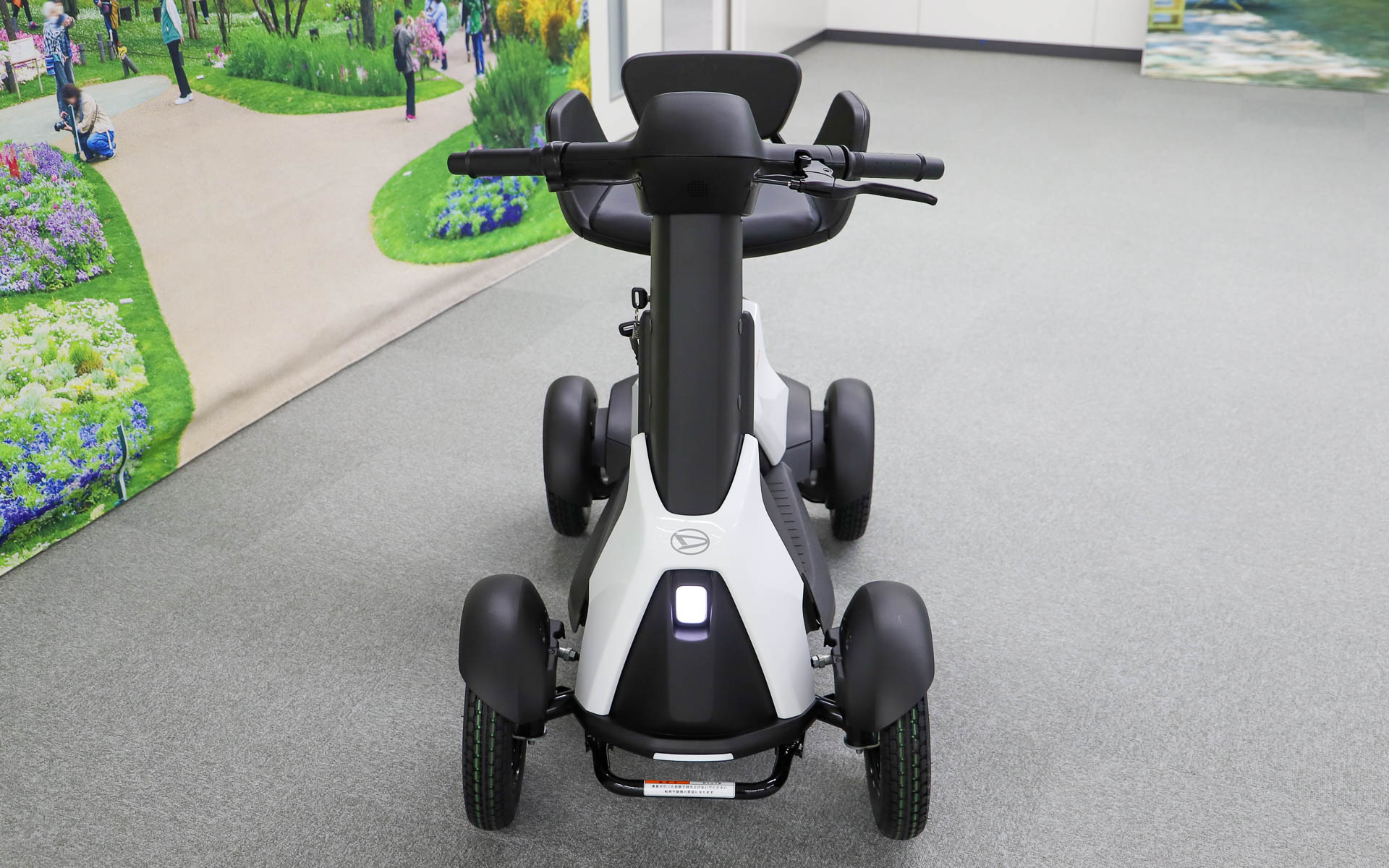 e-SNEAKERのサイズは1130×645×985mm（全長×全幅×全高）。撮影時はシートが最も高い状態となっていた。なお、高さを変えるにはパネルを外してのボルト締めが必要となるため、販売店に作業をお願いすることになる。価格は41万8000円でスズキ「セニアカー」とドンピシャの設定だ