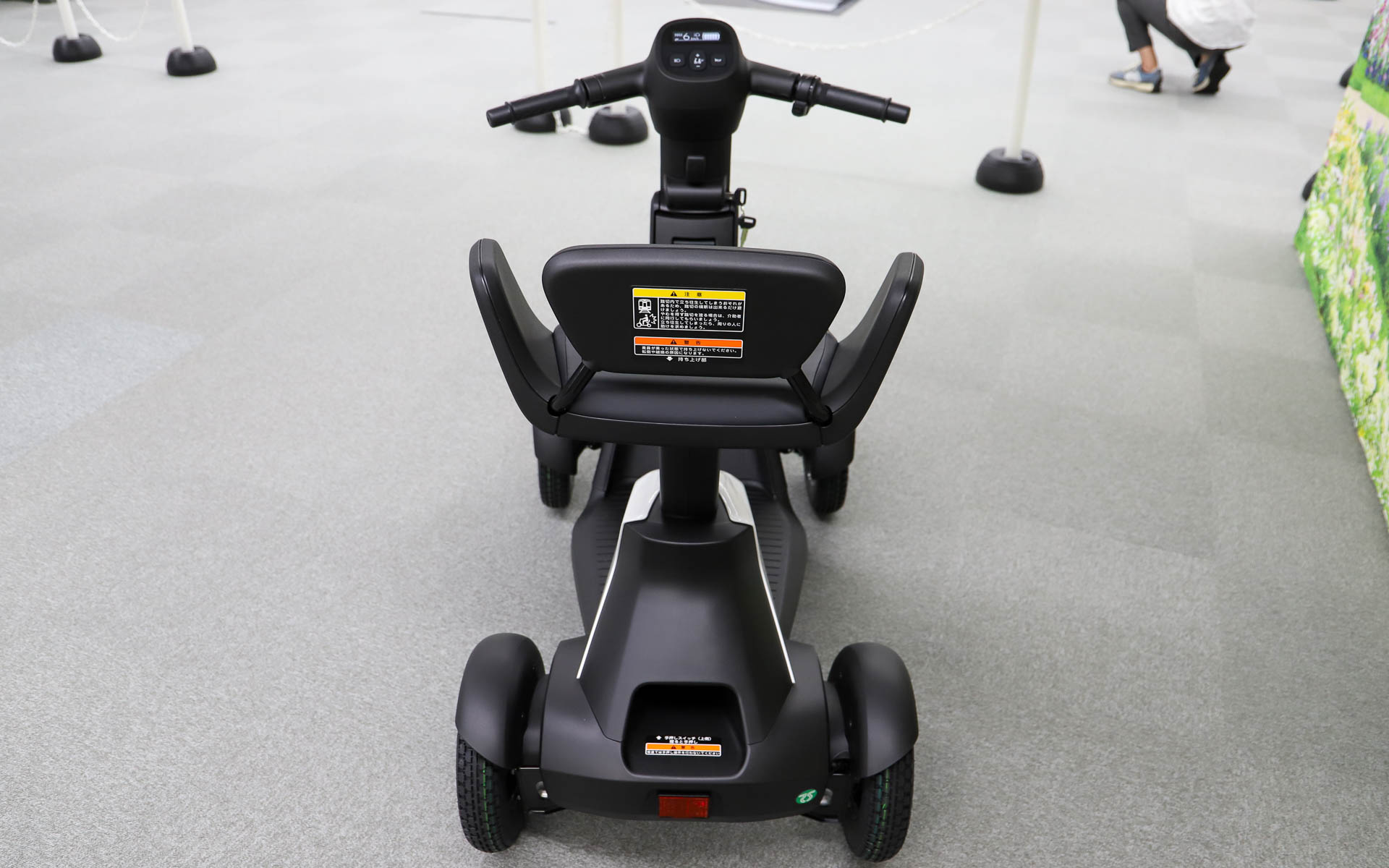 e-SNEAKERのサイズは1130×645×985mm（全長×全幅×全高）。撮影時はシートが最も高い状態となっていた。なお、高さを変えるにはパネルを外してのボルト締めが必要となるため、販売店に作業をお願いすることになる。価格は41万8000円でスズキ「セニアカー」とドンピシャの設定だ