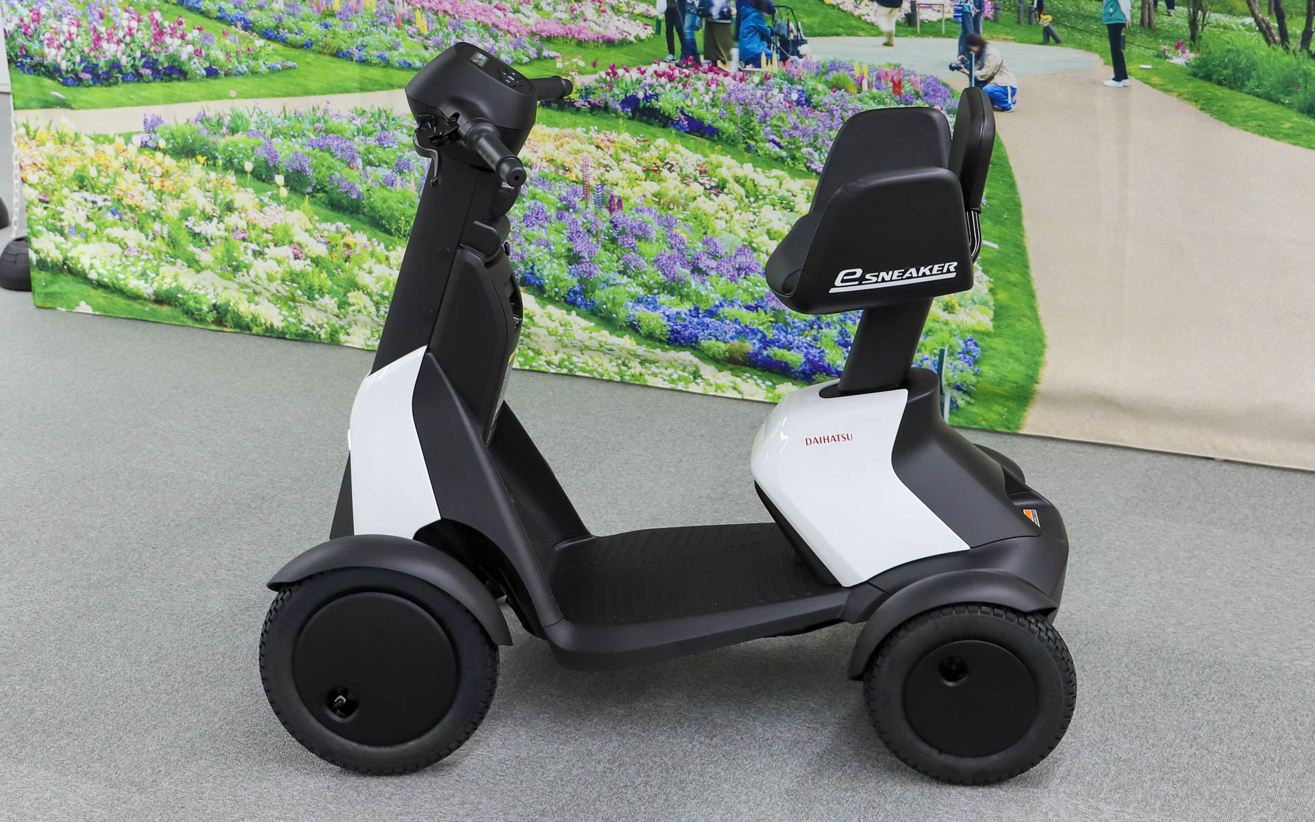 最大7.5cmの段差や最大10cmの溝を安定して乗り越えられるようにするため、フロント8インチ、リア6インチの前後異径タイヤを装着。また、安定性を高めるためホイールベースは長めで、最小回転半径（最外側）は1.43mとなっている