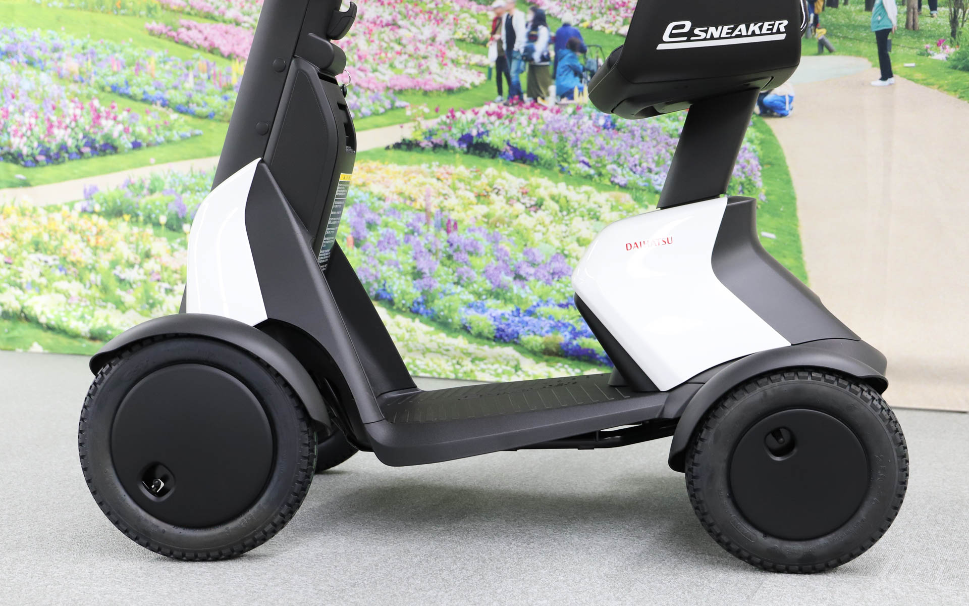 最大7.5cmの段差や最大10cmの溝を安定して乗り越えられるようにするため、フロント8インチ、リア6インチの前後異径タイヤを装着。また、安定性を高めるためホイールベースは長めで、最小回転半径（最外側）は1.43mとなっている