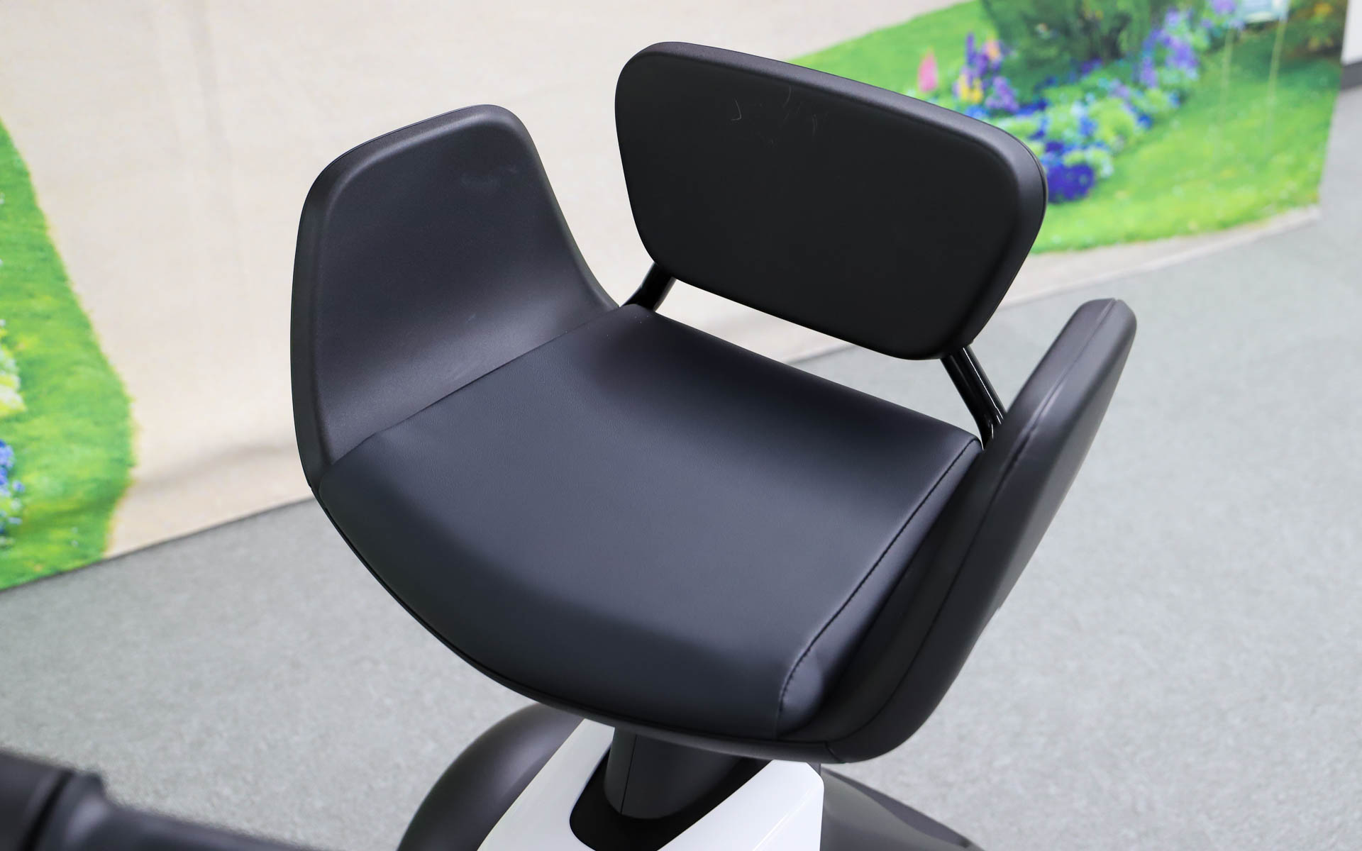 シートは座面のみがソフトパッド。左右と背中側はあくまでもサポートということで硬めの素材