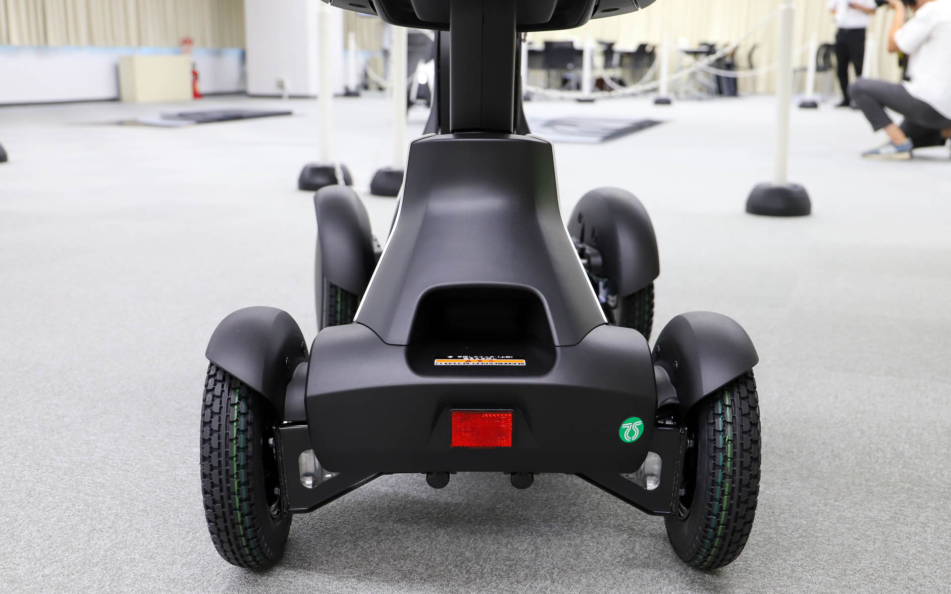 手動で動かす際のブレーキ解除スイッチを後方に設置