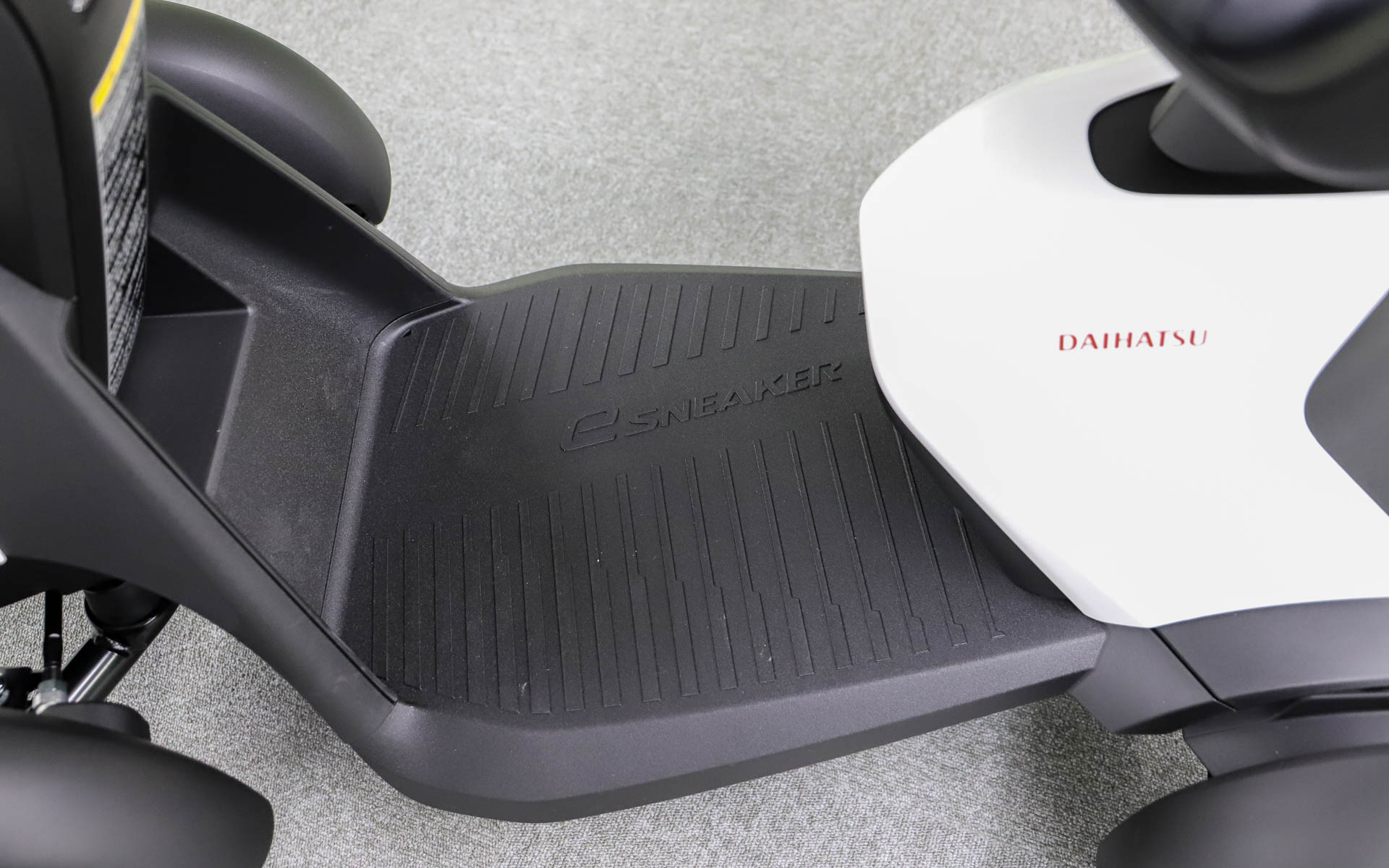 ステップボードは広めで足を置きやすい