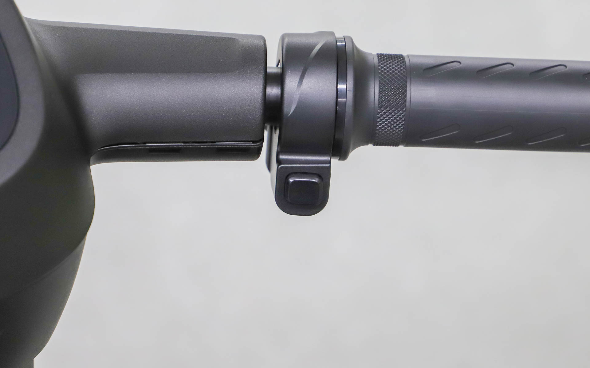 ハンドルのボタンを押している間、後退する