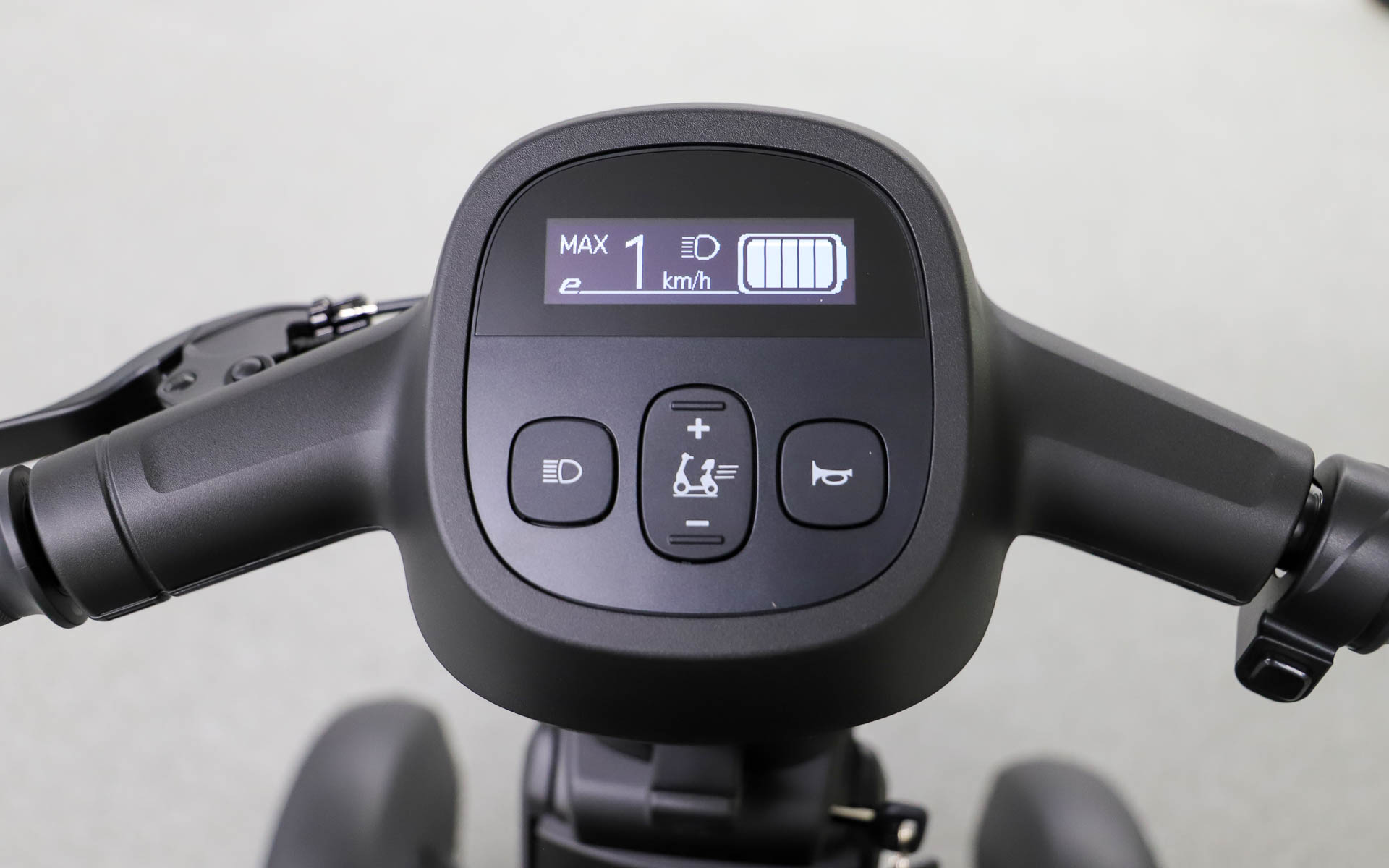 状態表示パネルは最高設定速度やヘッドライトの点灯/消灯、バッテリ残量を表示。最高速は1～6km/hの間で1km/h刻みの設定が可能