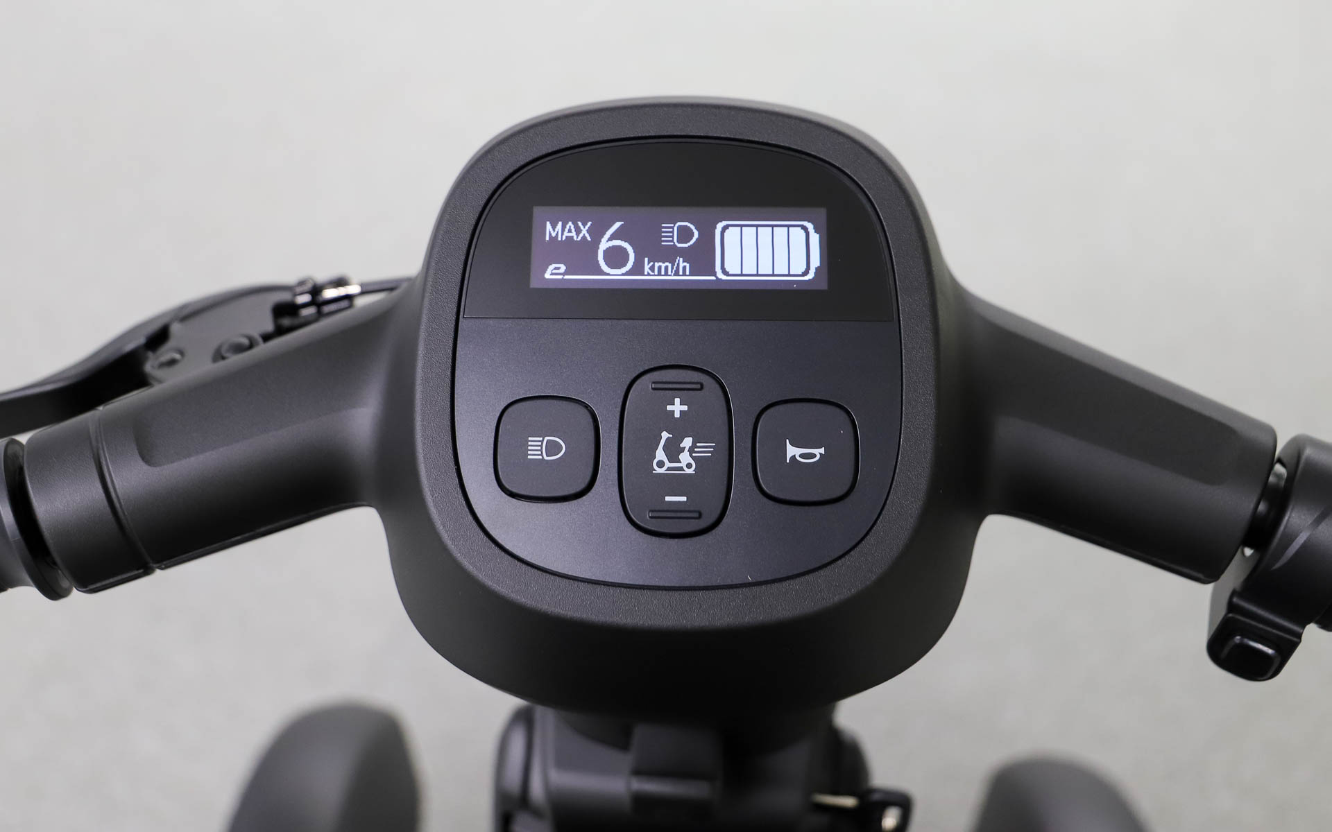 状態表示パネルは最高設定速度やヘッドライトの点灯/消灯、バッテリ残量を表示。最高速は1～6km/hの間で1km/h刻みの設定が可能