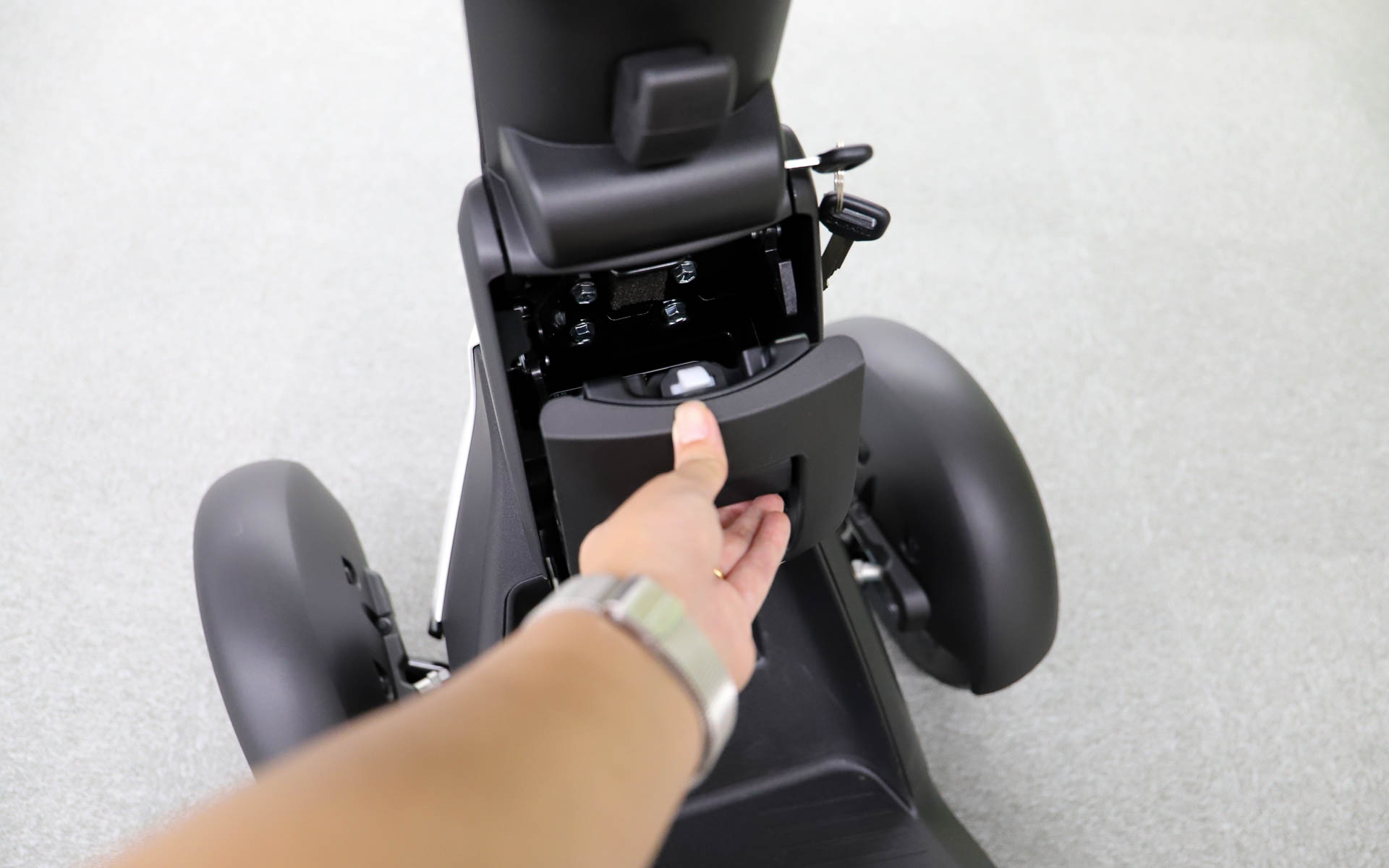 バッテリは盗難防止のため、キーがなければ取り外しできない。専用充電器（AC100V）に接続して家庭用コンセントで充電でき、満充電までは約2.5時間。バッテリの重さは2.5kgで、持ち手が付いているため持ち運びもそこまで苦ではない。連続走行距離は12km