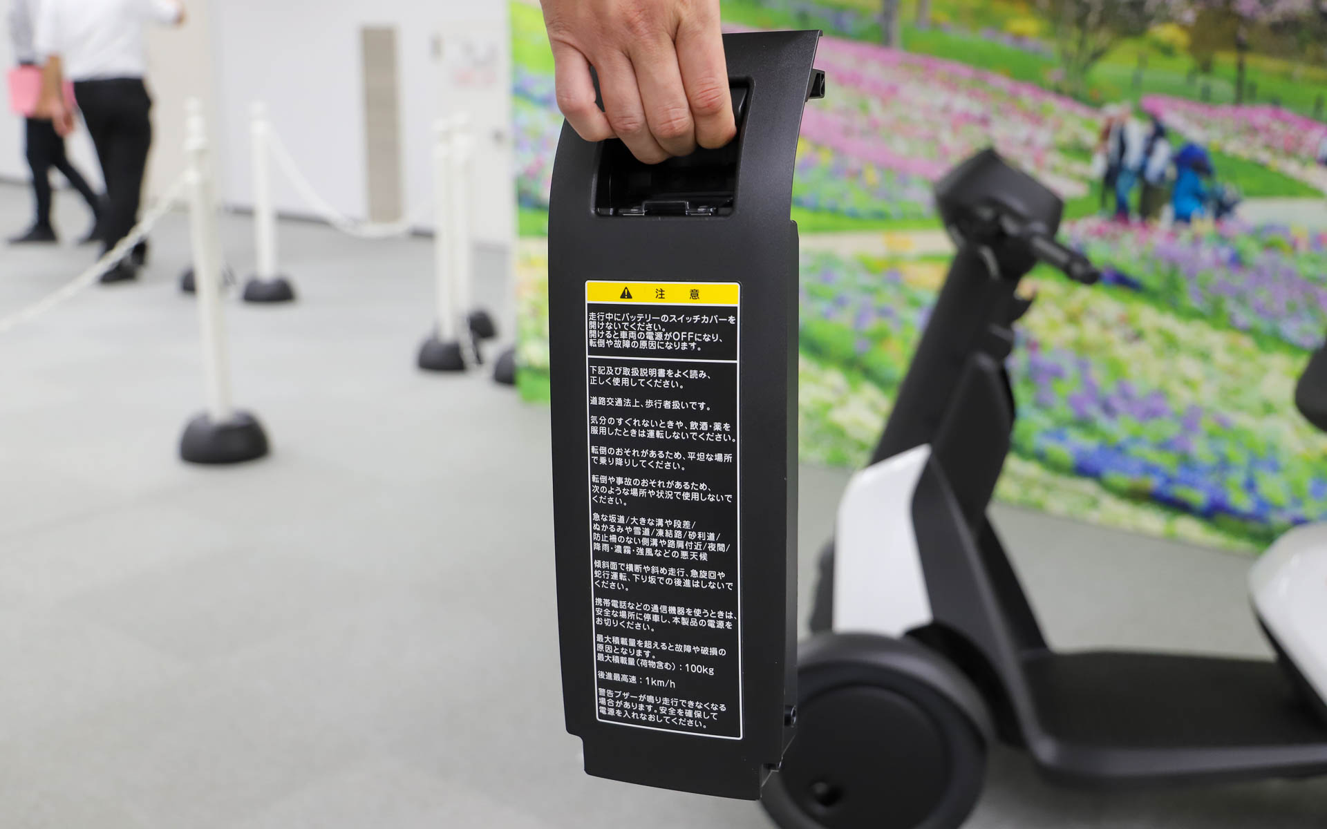 バッテリは盗難防止のため、キーがなければ取り外しできない。専用充電器（AC100V）に接続して家庭用コンセントで充電でき、満充電までは約2.5時間。バッテリの重さは2.5kgで、持ち手が付いているため持ち運びもそこまで苦ではない。連続走行距離は12km