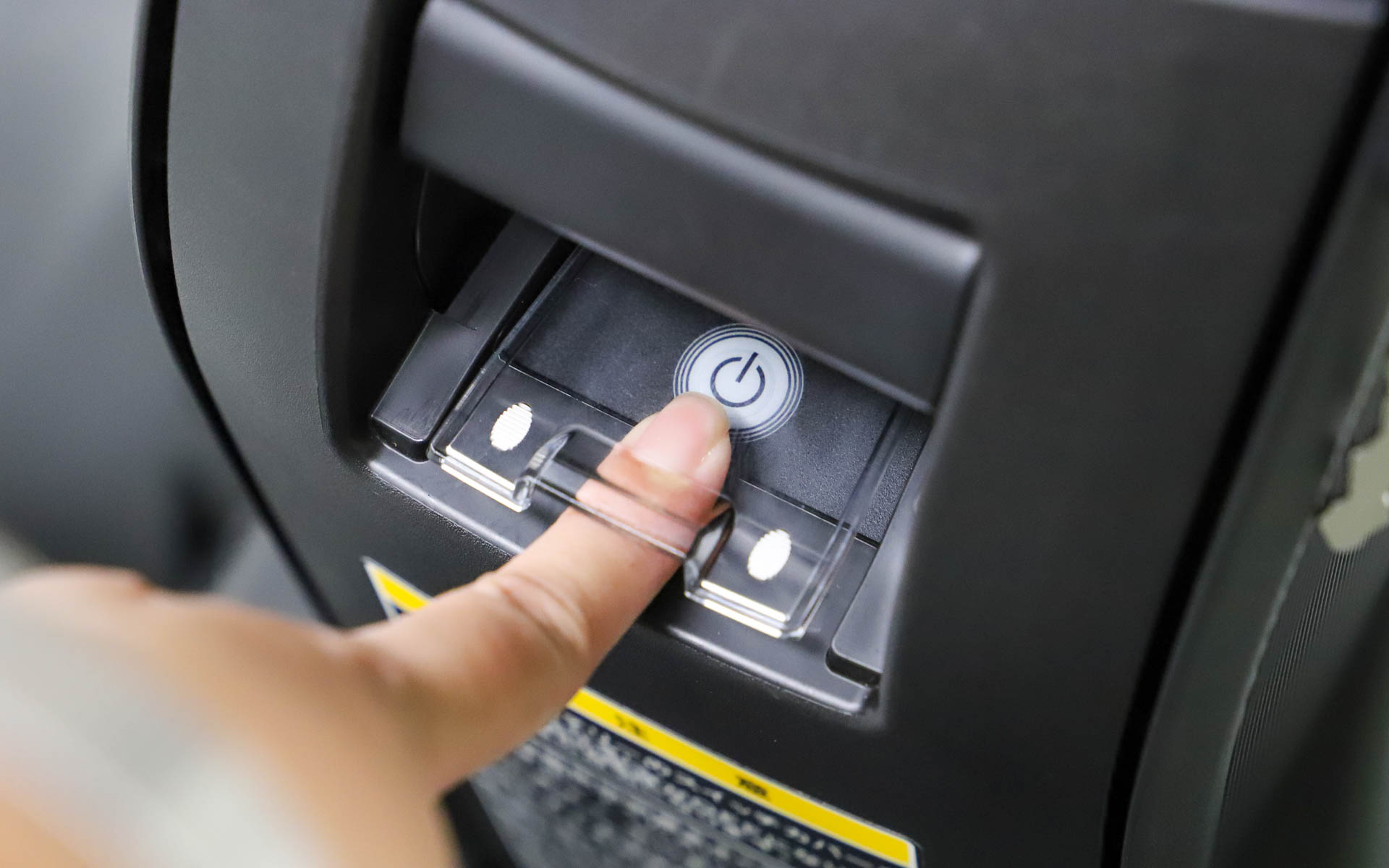 起動手順はバッテリの電源を入れて、キーを回して、ブレーキシステムをチェックするためにブレーキを握るだけの簡単ステップ。あとはスロットルを回すと走り出せる