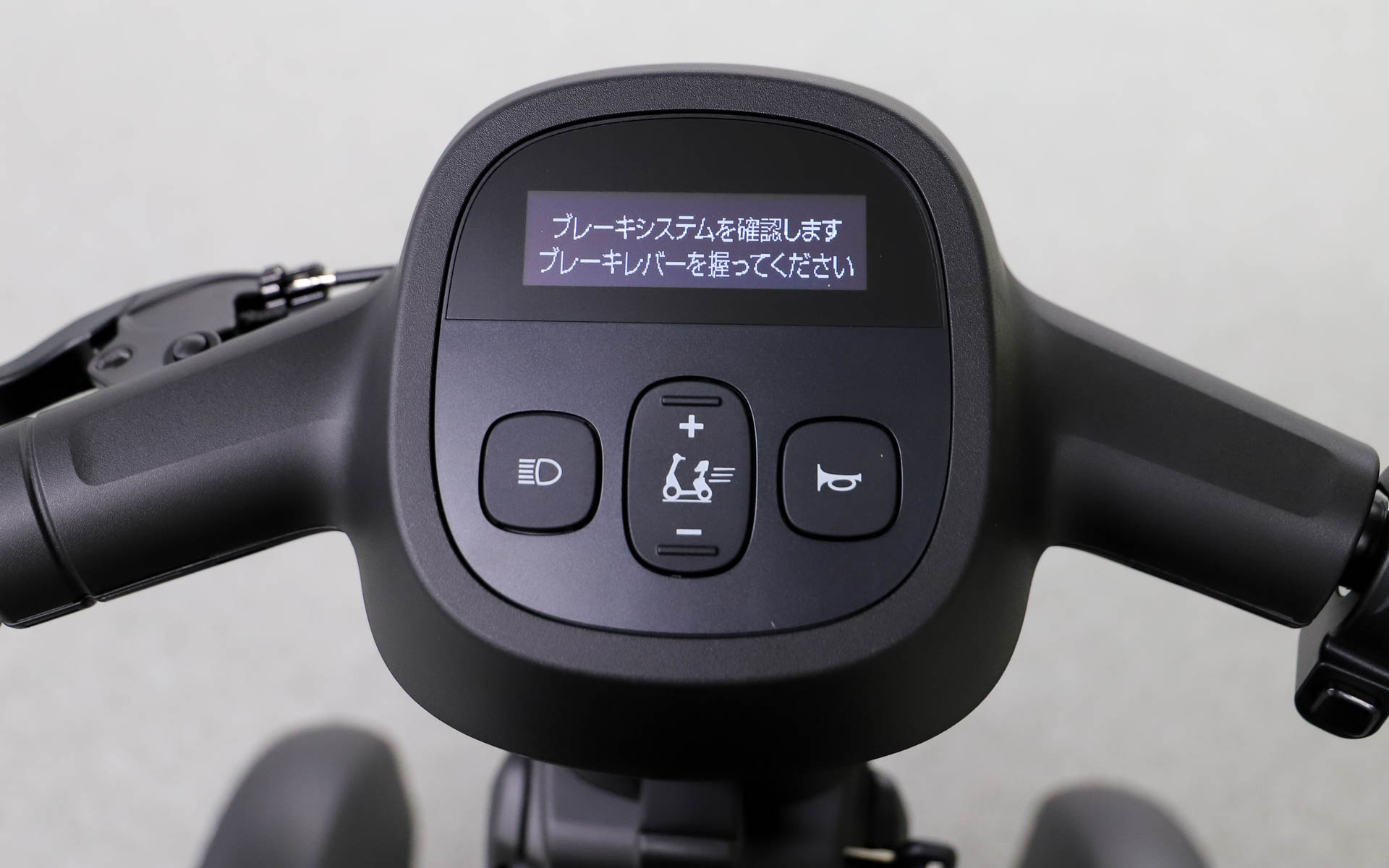 起動手順はバッテリの電源を入れて、キーを回して、ブレーキシステムをチェックするためにブレーキを握るだけの簡単ステップ。あとはスロットルを回すと走り出せる