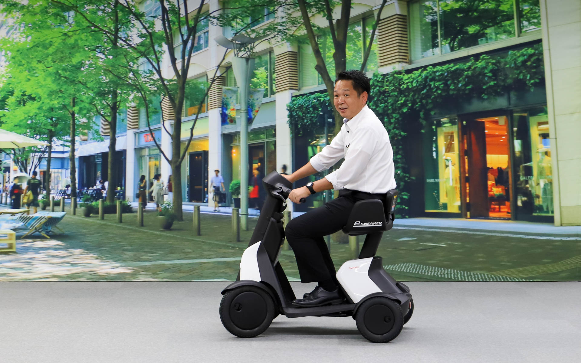 屋内でも走れるのはモーター駆動ならでは