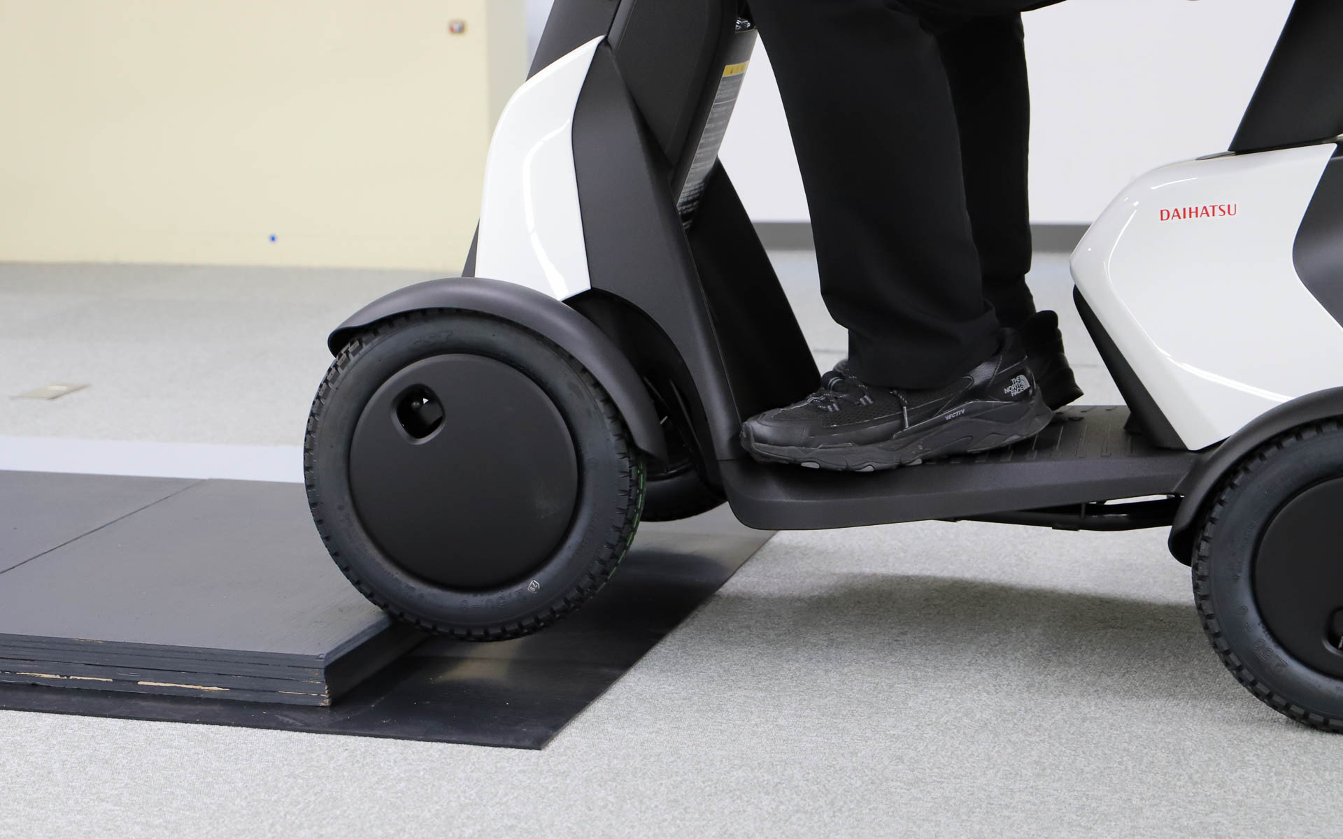 高い段差もなんのその。進入角度にだけ気を付ければ簡単に乗り越えられるし、段差を下るときも安定して走れる。ただし、連続した段差を越えようとするとそこそこ衝撃があるので、少し注意が必要かもしれない