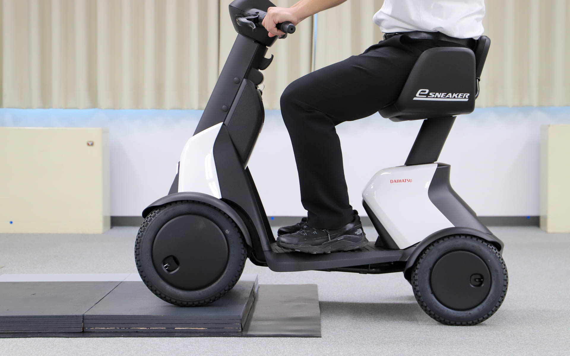 高い段差もなんのその。進入角度にだけ気を付ければ簡単に乗り越えられるし、段差を下るときも安定して走れる。ただし、連続した段差を越えようとするとそこそこ衝撃があるので、少し注意が必要かもしれない