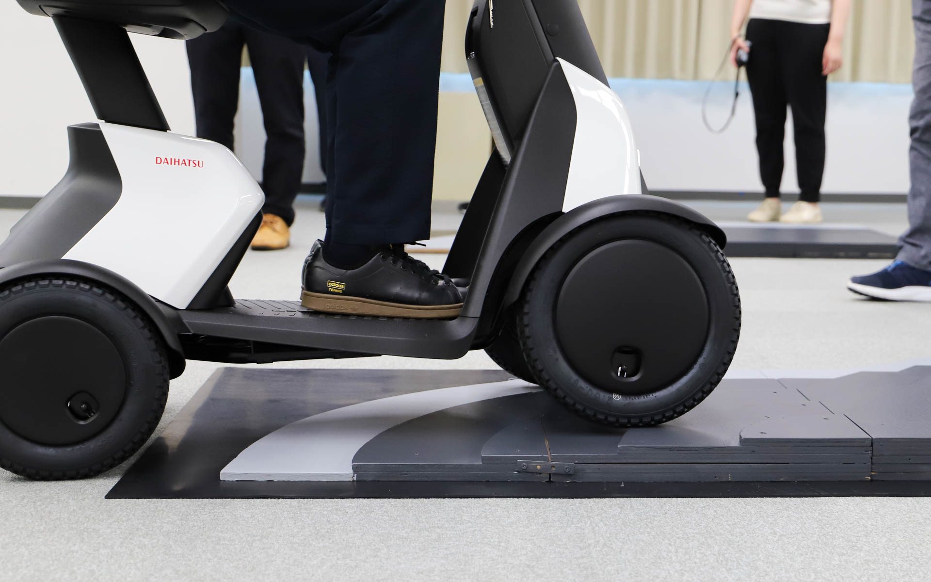 高い段差もなんのその。進入角度にだけ気を付ければ簡単に乗り越えられるし、段差を下るときも安定して走れる。ただし、連続した段差を越えようとするとそこそこ衝撃があるので、少し注意が必要かもしれない