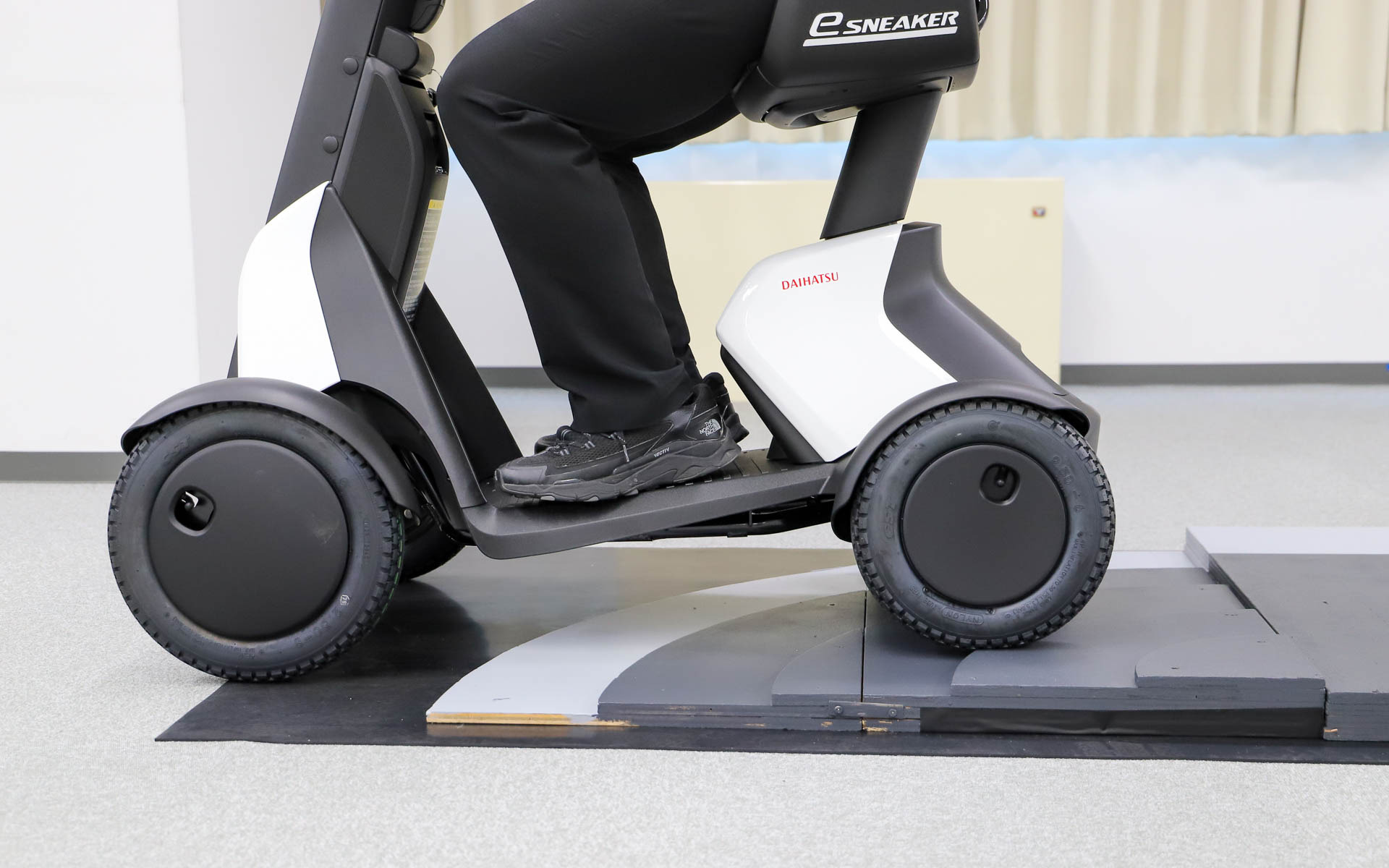 高い段差もなんのその。進入角度にだけ気を付ければ簡単に乗り越えられるし、段差を下るときも安定して走れる。ただし、連続した段差を越えようとするとそこそこ衝撃があるので、少し注意が必要かもしれない