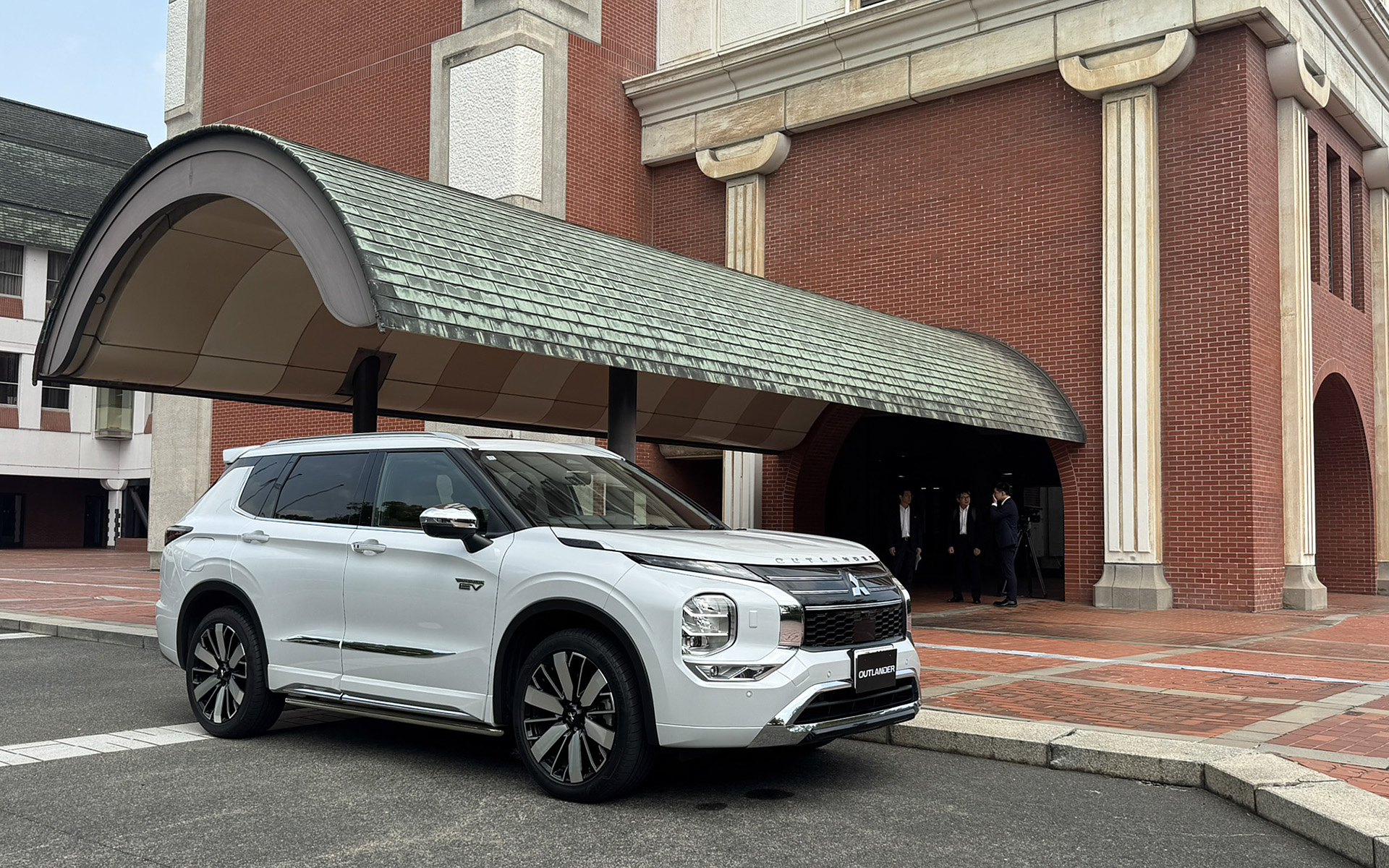 一時退避場所を倉敷中央病院付属予防医療プラザと市民病院に設置し、三菱自動車および西日本三菱が、倉敷市からの要請に応じて一時退避場所へアウトランダーPHEVなどの電動車両を移送する