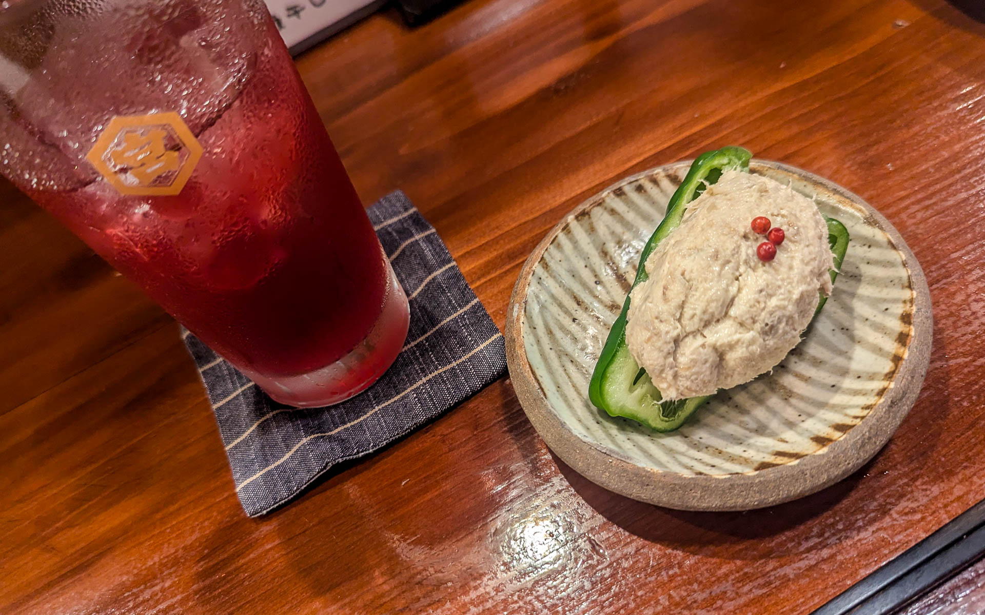 どこにも出かけないので、食べ物の写真しか……（笑）。自家製赤しそサワーと自家製ツナのパテと生ピーマン。こういうのがいいんですよね！（自家製という名の居酒屋さんメニューです）