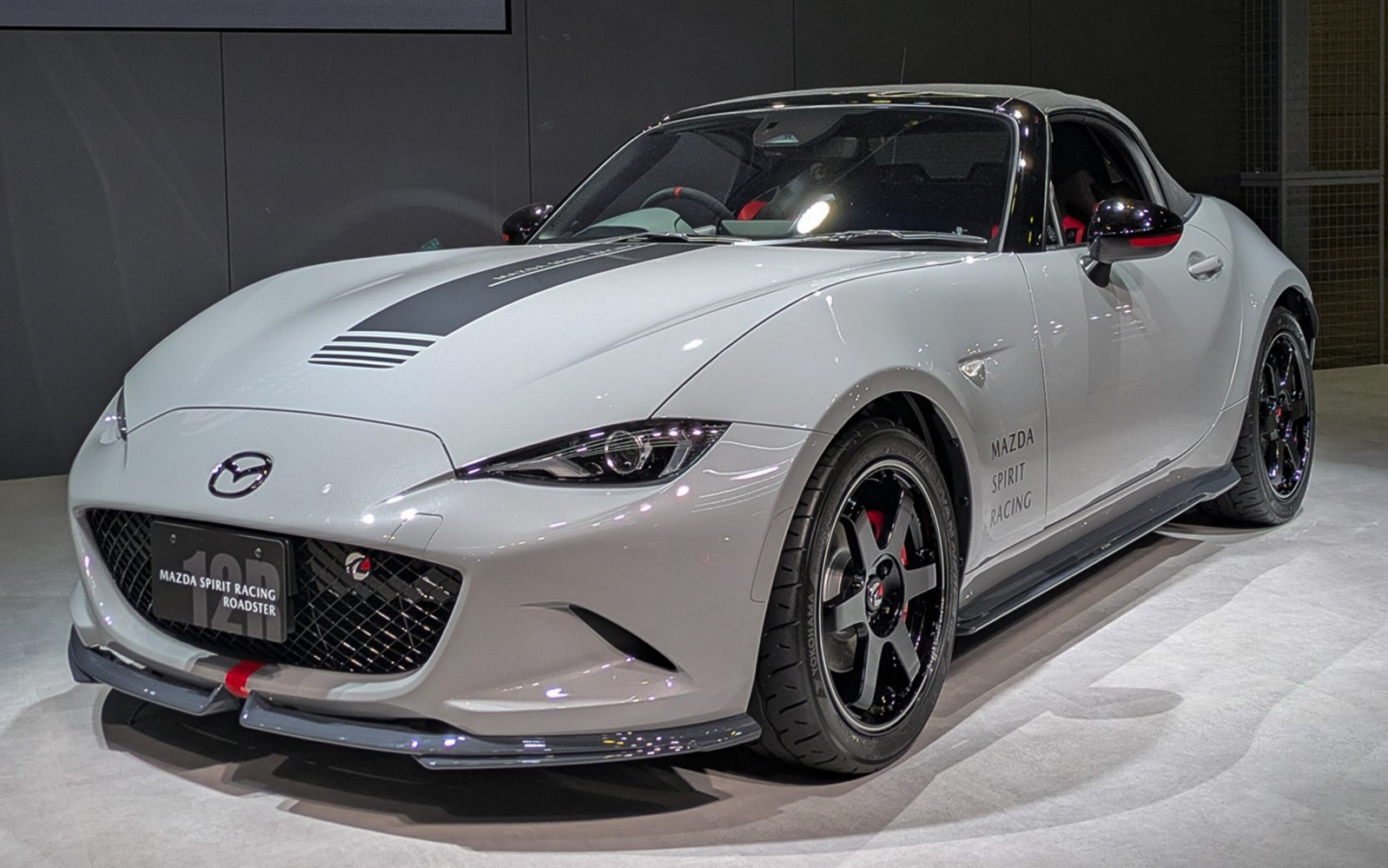 「東京オートサロン2025」のマツダブースで展示された「MAZDA SPIRIT RACING ROADSTER 12R」