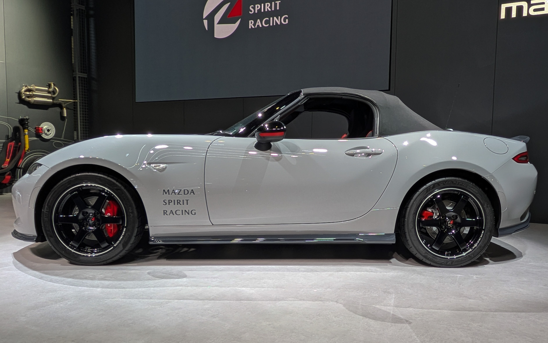 ボディカラーは「エアログレー」のみを設定。専用エアロパーツはグレー塗装となる