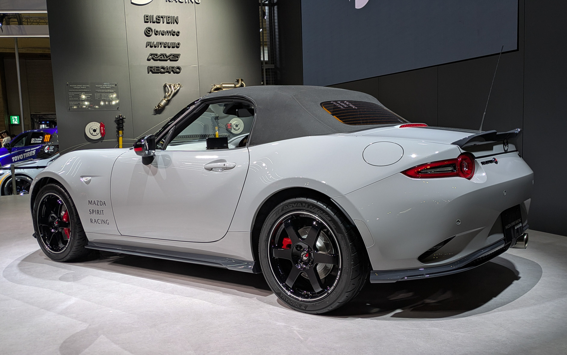 ボディカラーは「エアログレー」のみを設定。専用エアロパーツはグレー塗装となる