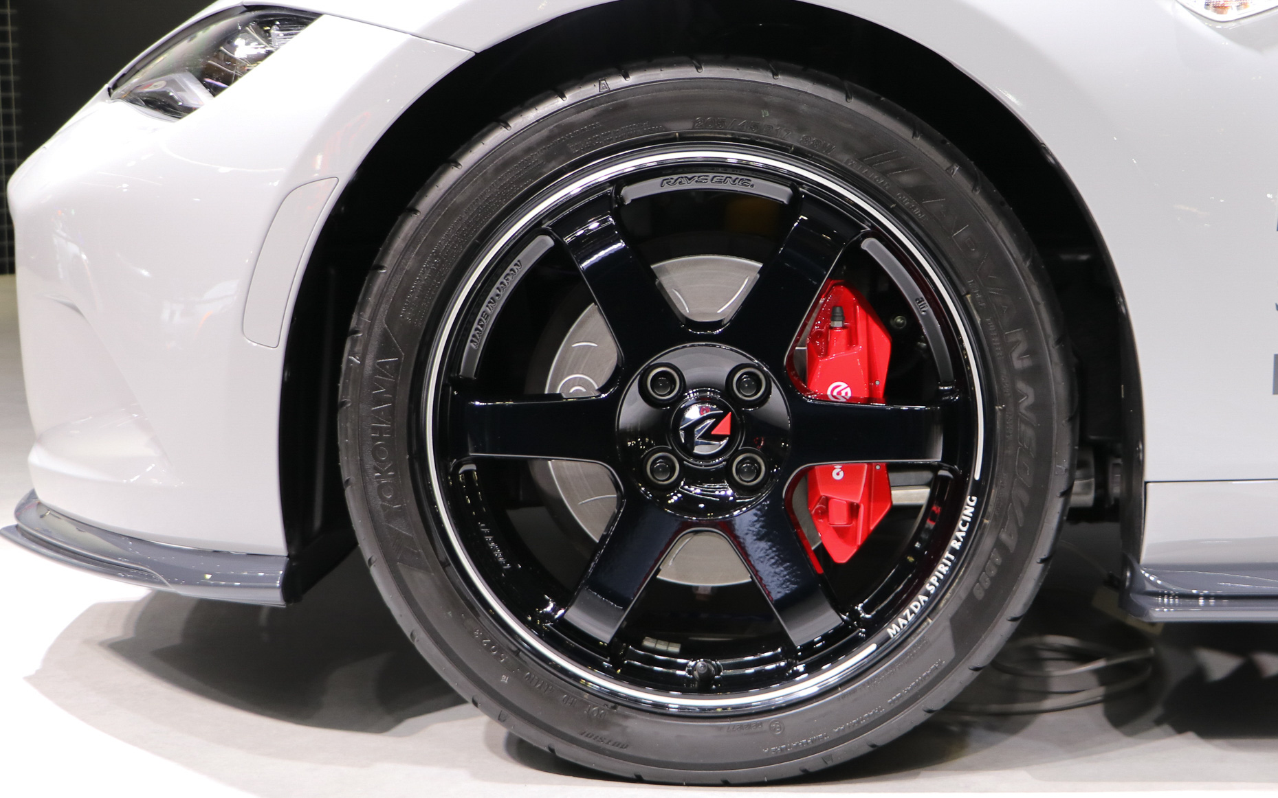 タイヤサイズは205/45R17。ブレーキキャリパーはレッド塗装となる