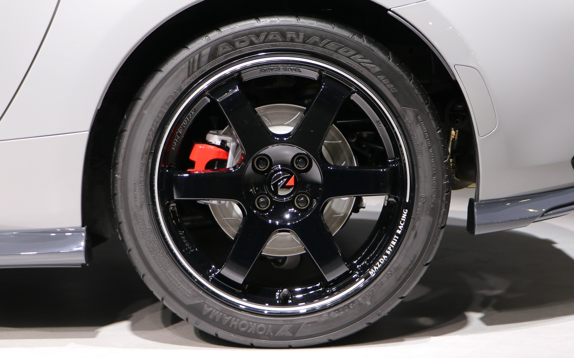 タイヤサイズは205/45R17。ブレーキキャリパーはレッド塗装となる