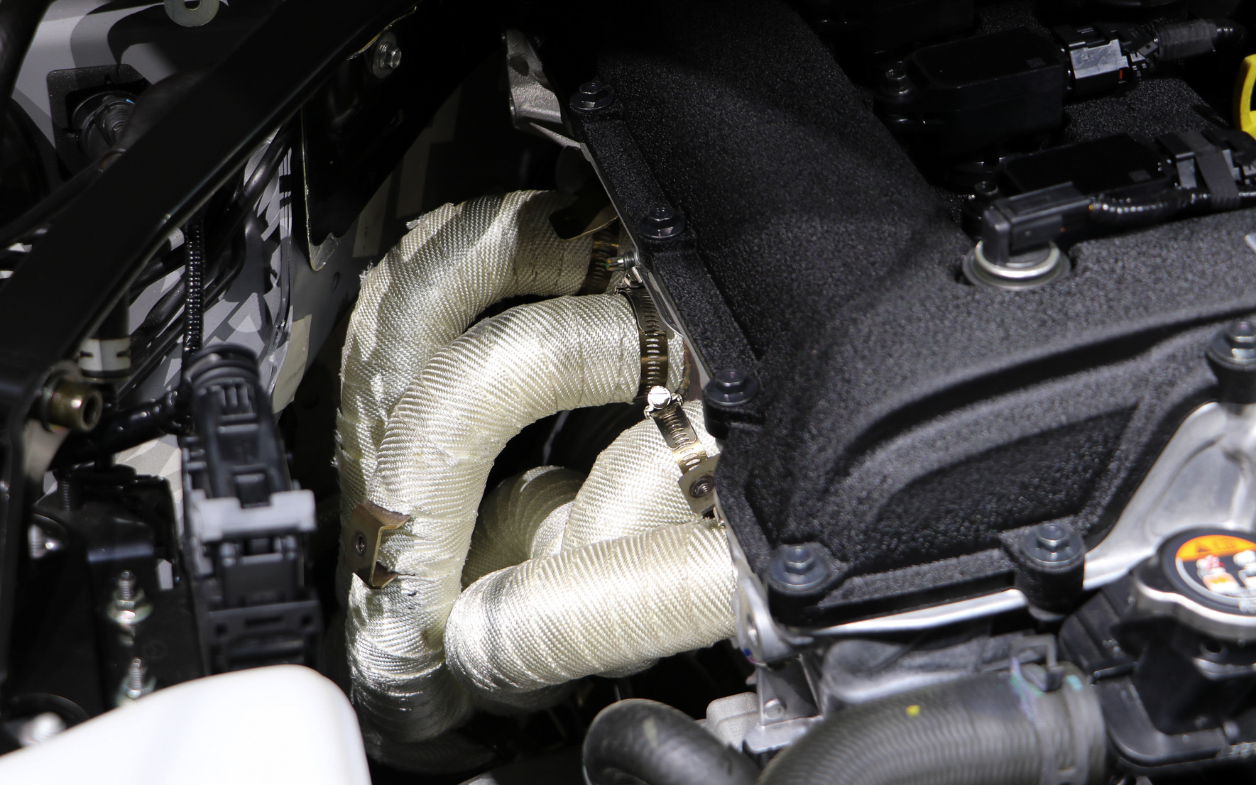 直列4気筒DOHC 2.0リッター自然吸気エンジンはバンテージ巻きの専用エキゾーストマニホールドなどの採用で最高出力147kw（200PS）を発生