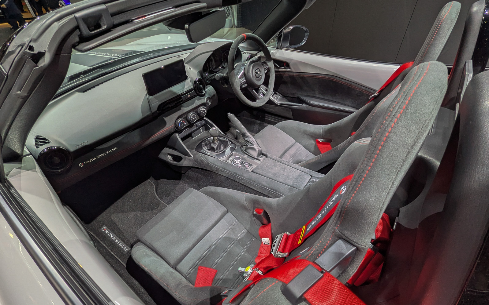 アルカンターラ表皮のステアリングや専用設計のレカロ製フルバケットシートなどを装着する