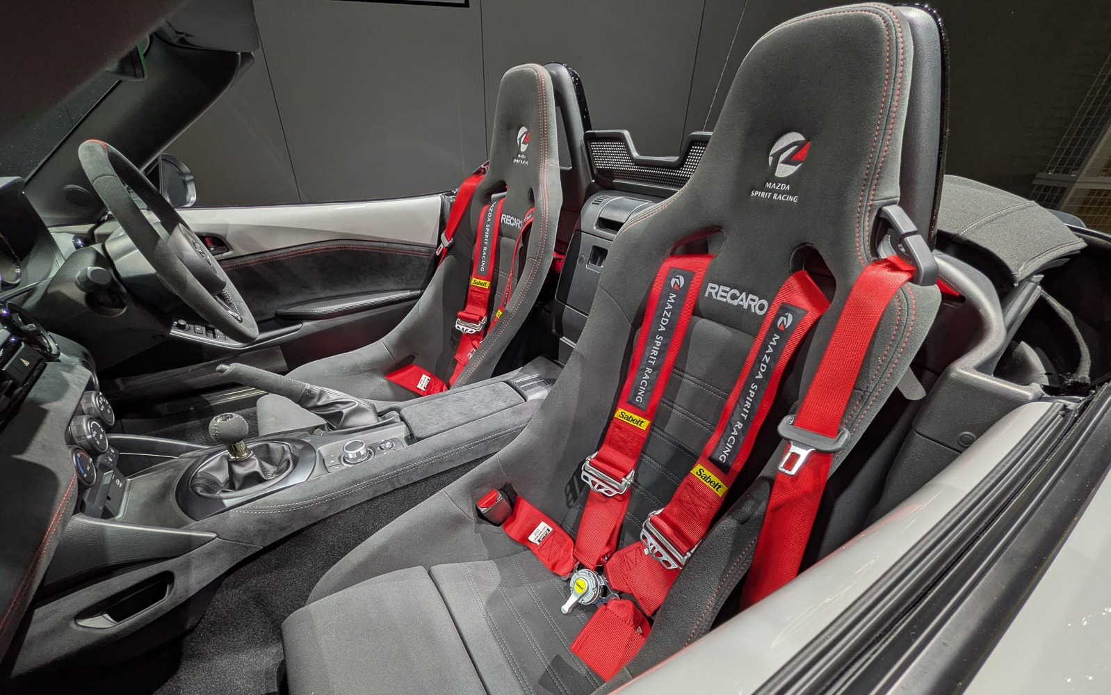 アルカンターラ表皮のステアリングや専用設計のレカロ製フルバケットシートなどを装着する