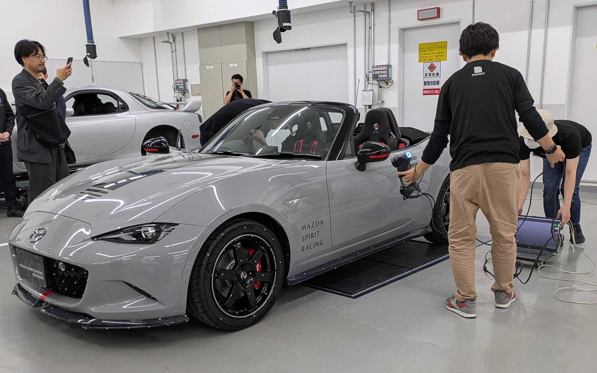 内外装の3Dスキャニング作業はマツダR＆Dセンター横浜で行なわれた