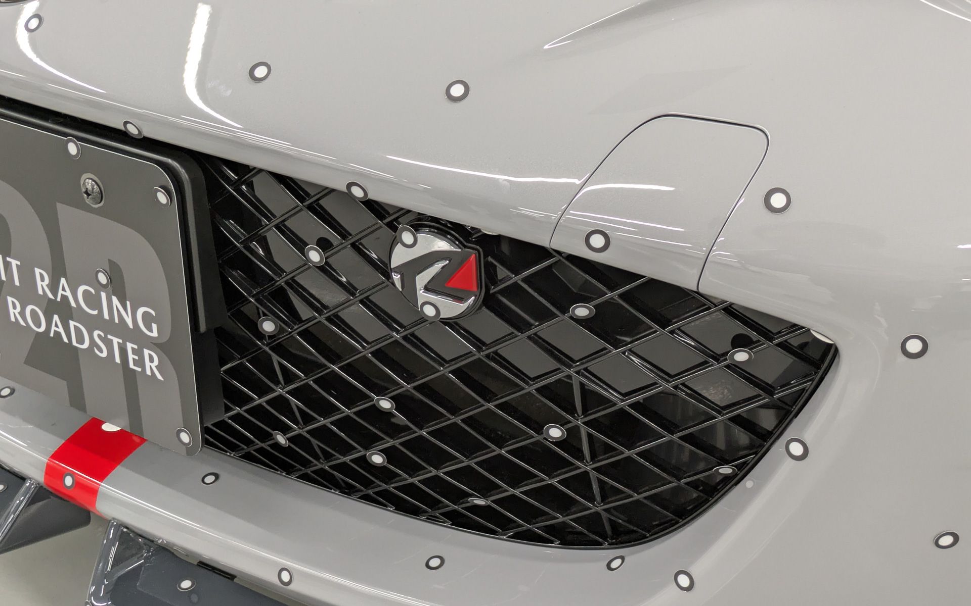 「ポジショニングターゲット」と呼ばれるマーカーを内外装に貼り付け、ハンディスキャナーでPCにデータを取り込んでいく