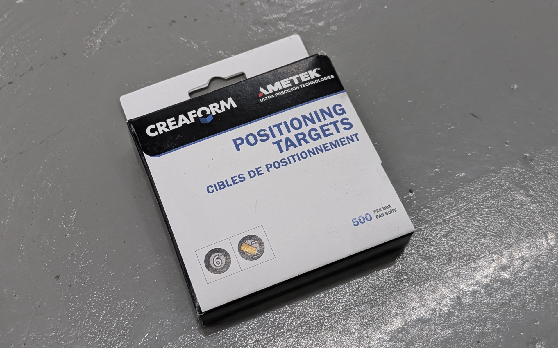 「ポジショニングターゲット」と呼ばれるマーカーを内外装に貼り付け、ハンディスキャナーでPCにデータを取り込んでいく